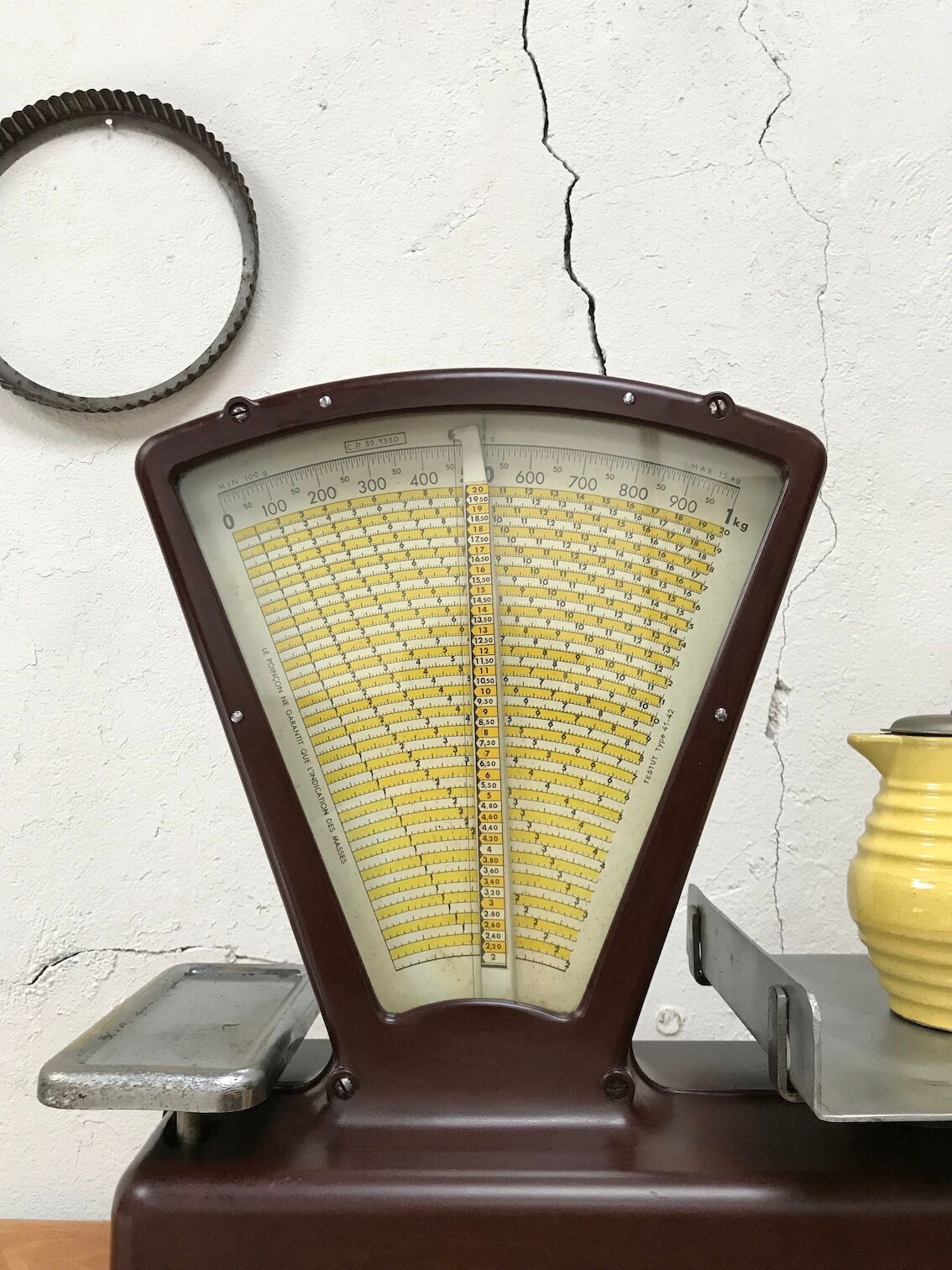 Testut kitchen scale in bakelite