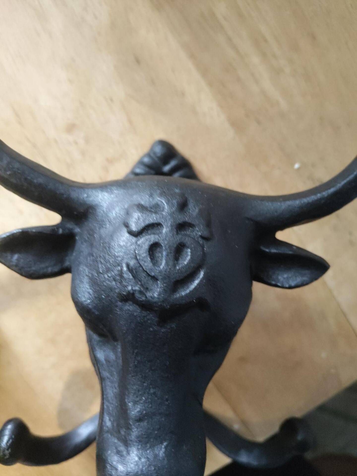Wall-mounted coat hook in cast iron, bull's head and Camargue cross