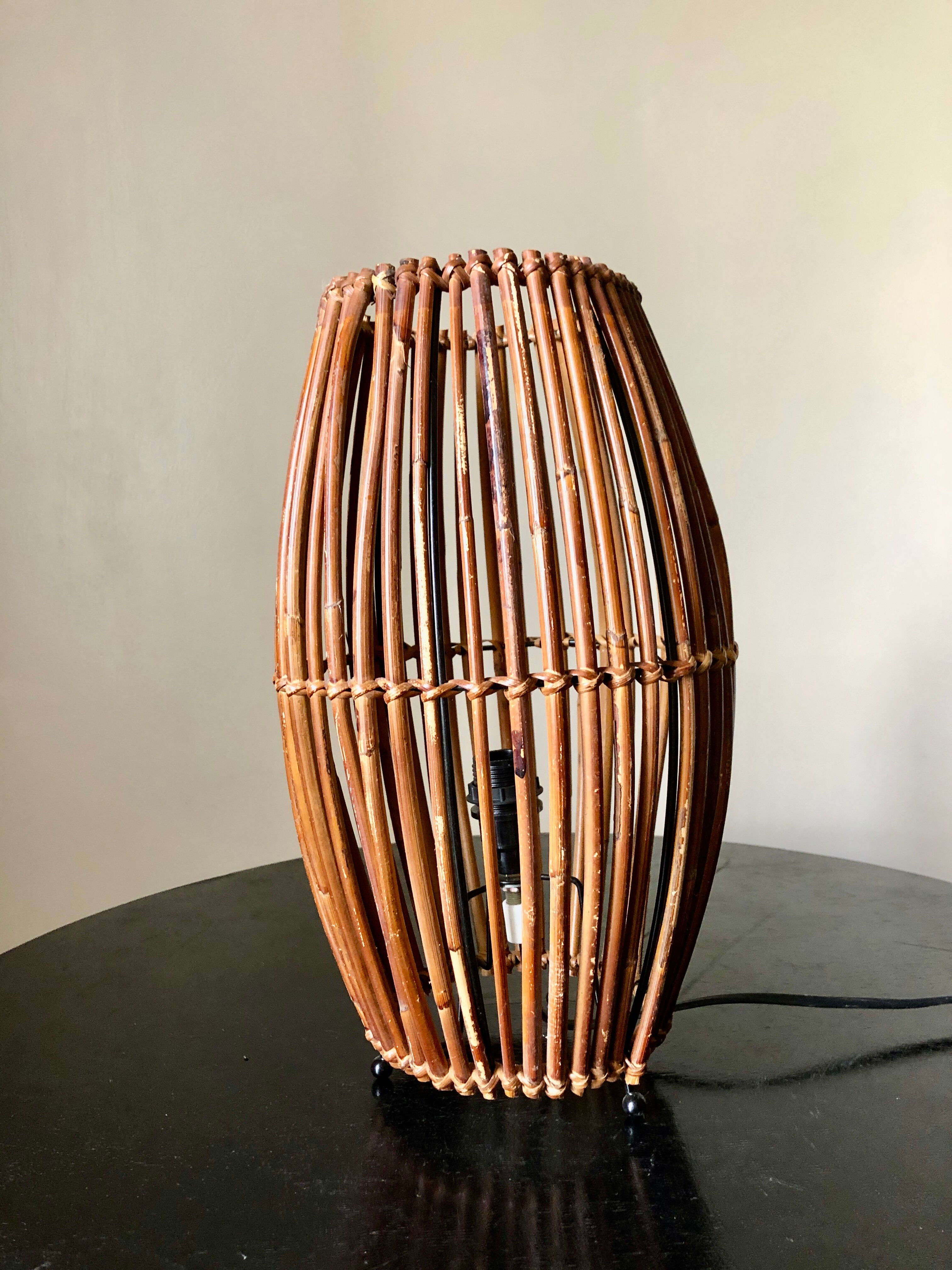 Rattan accent lamp