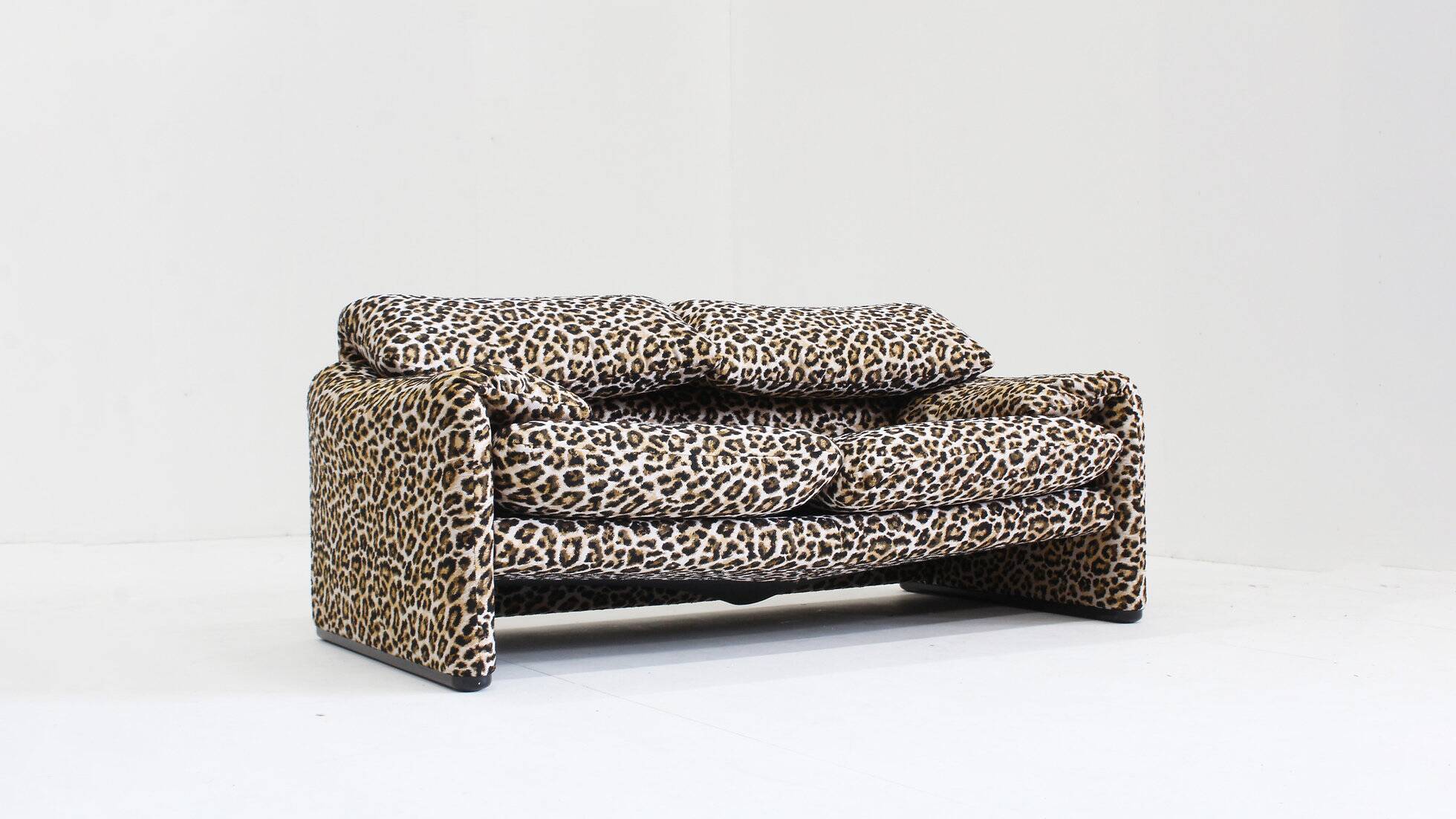 Canapé 2 places Cassina Maralunga par Vico Magistretti en tissu Jacquard Panther