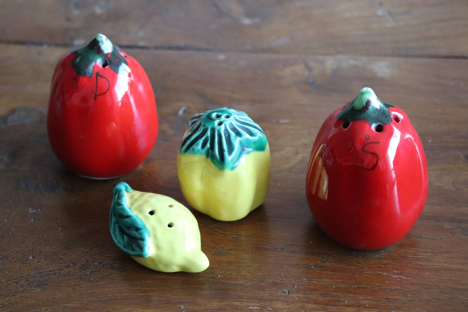 Set of glazed ceramic salt and pepper shakers – Fruits & vegetables