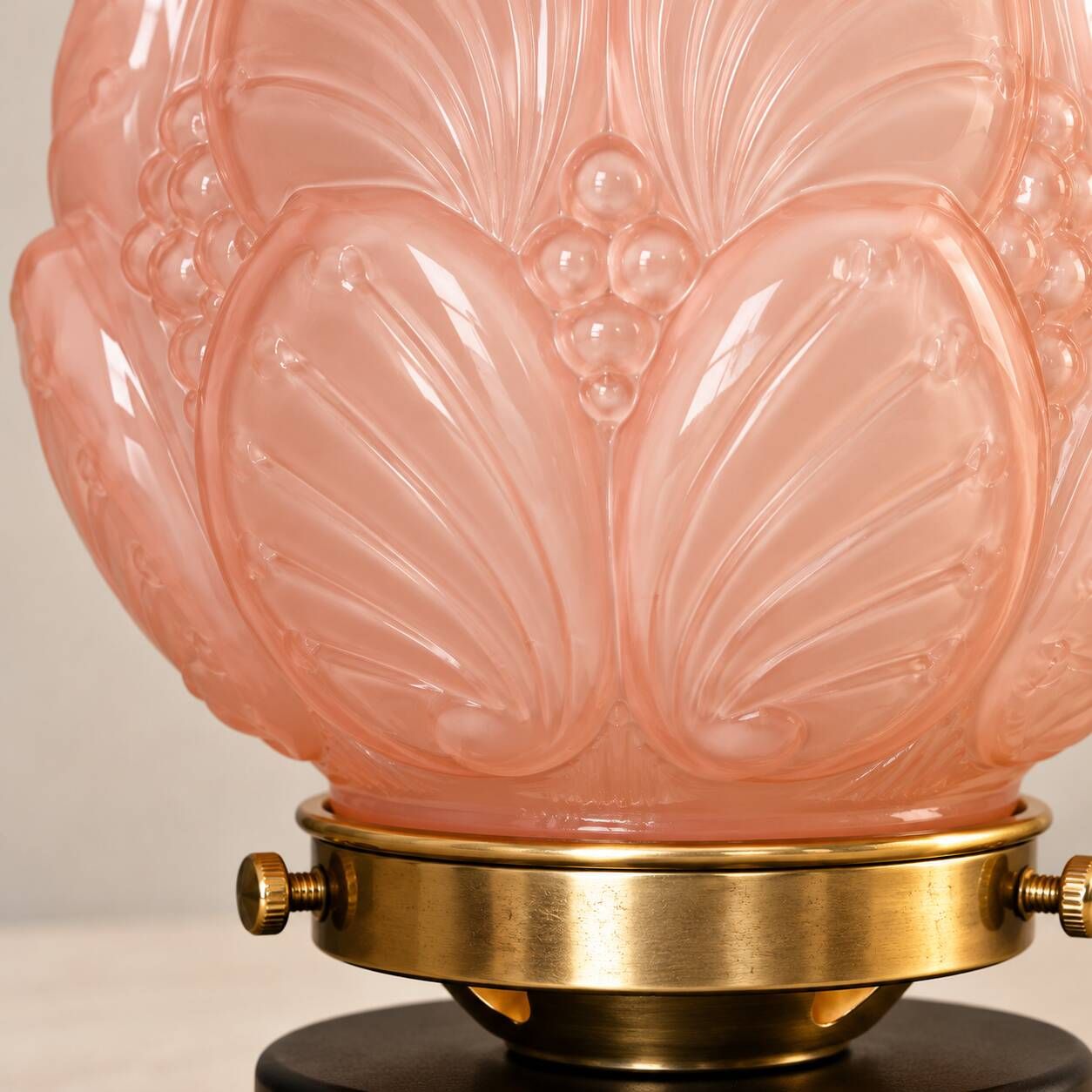 Penelope — Art Deco table lamp in sculpted pink glass, black brass base.