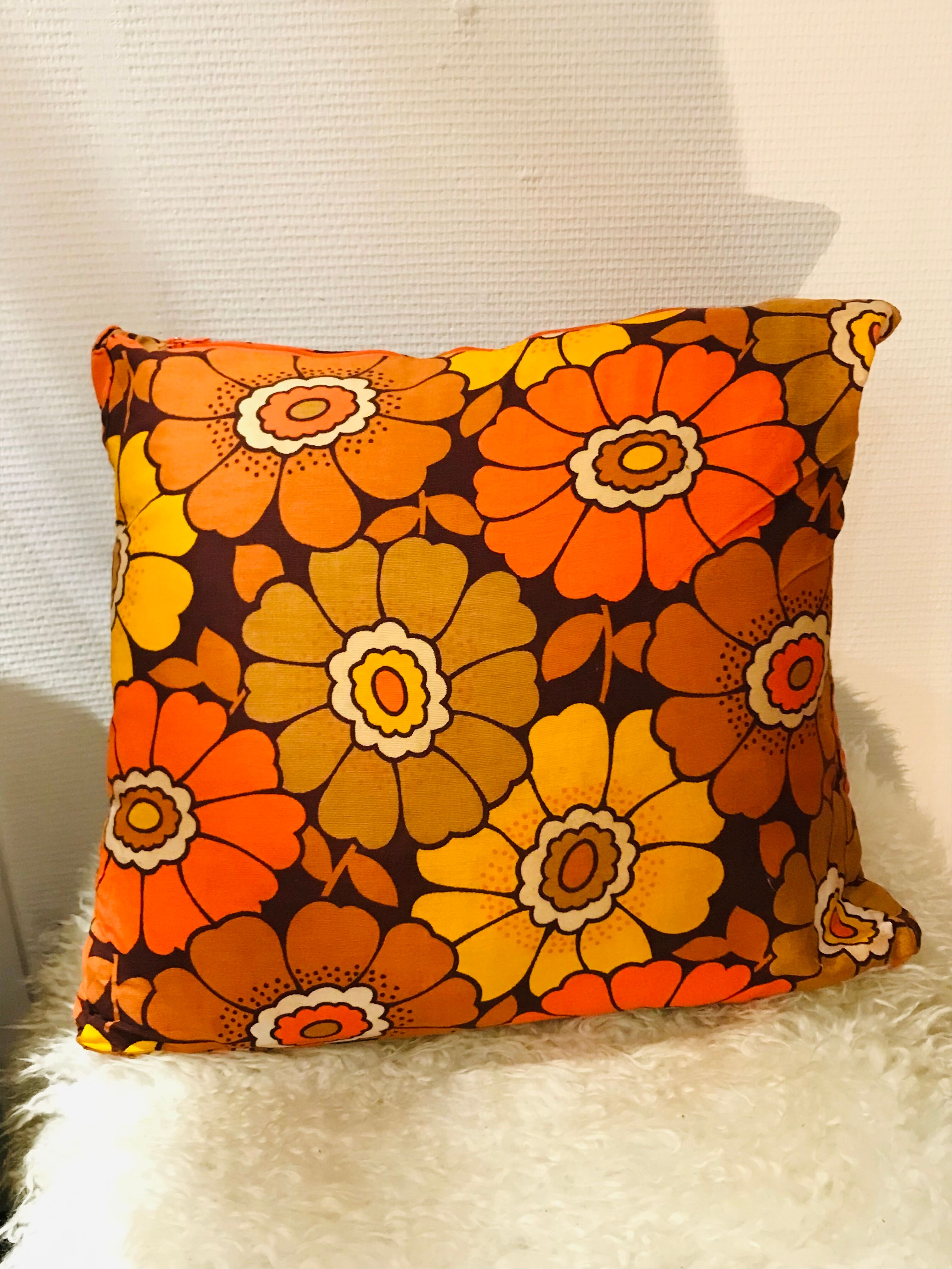 Flower cushion 70s