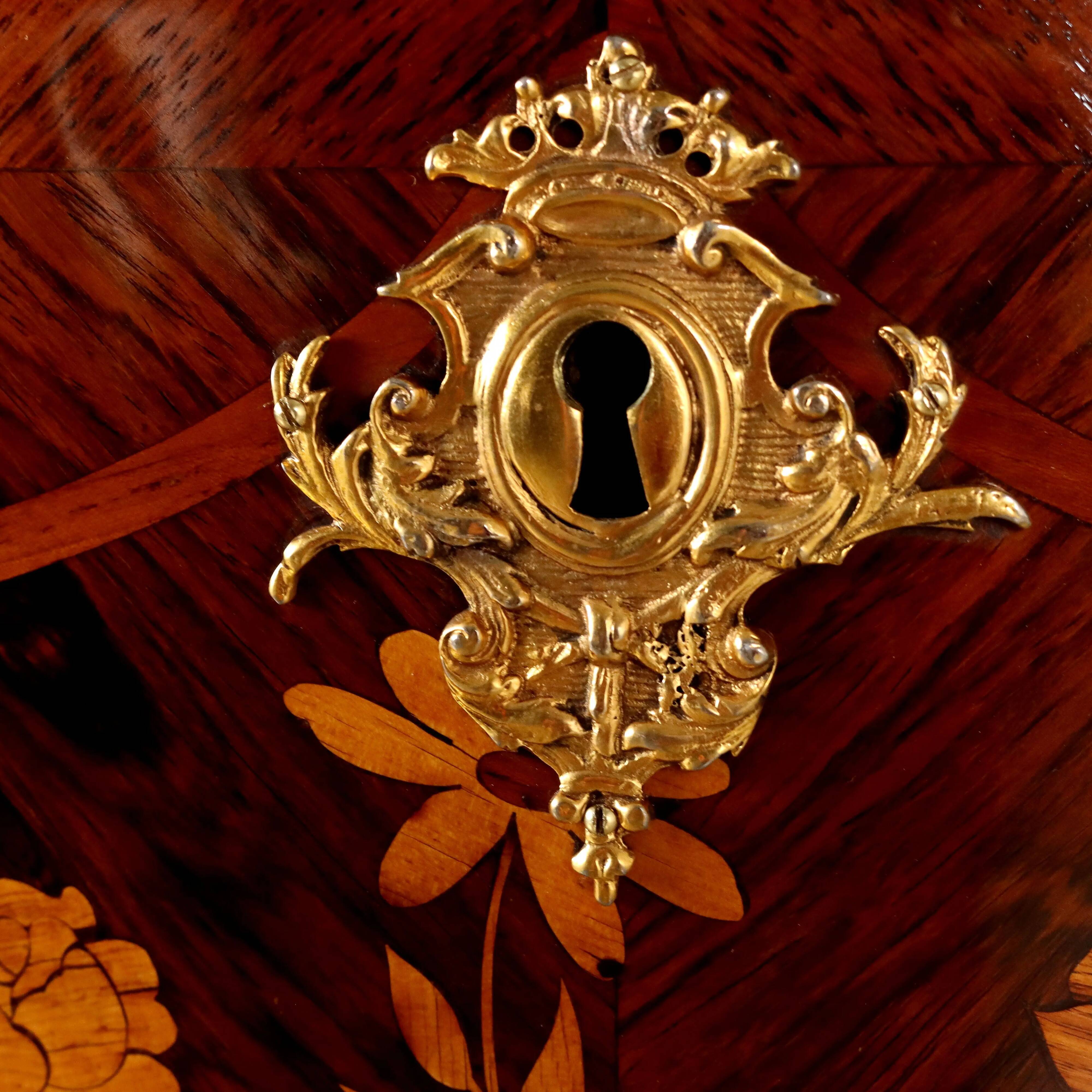Rococo Neapolitan commode in red marble, poplar and bronze, Italy 1700.
