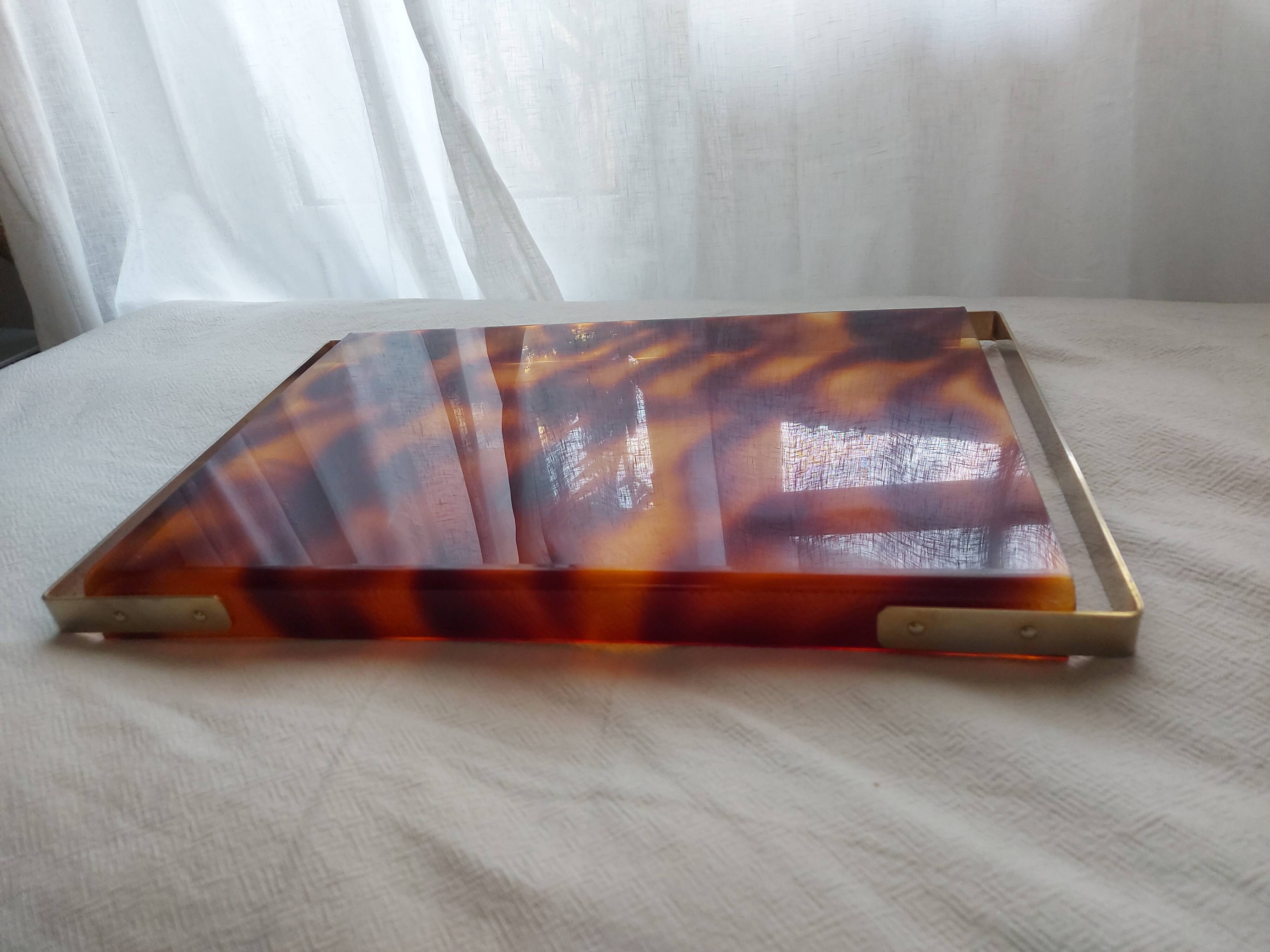 Large tortoiseshell effect serving tray