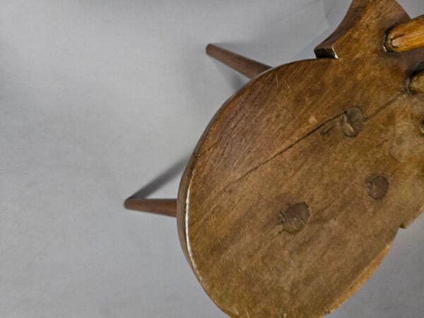 Chaise tripode ancienne de fermier à usage décoratif