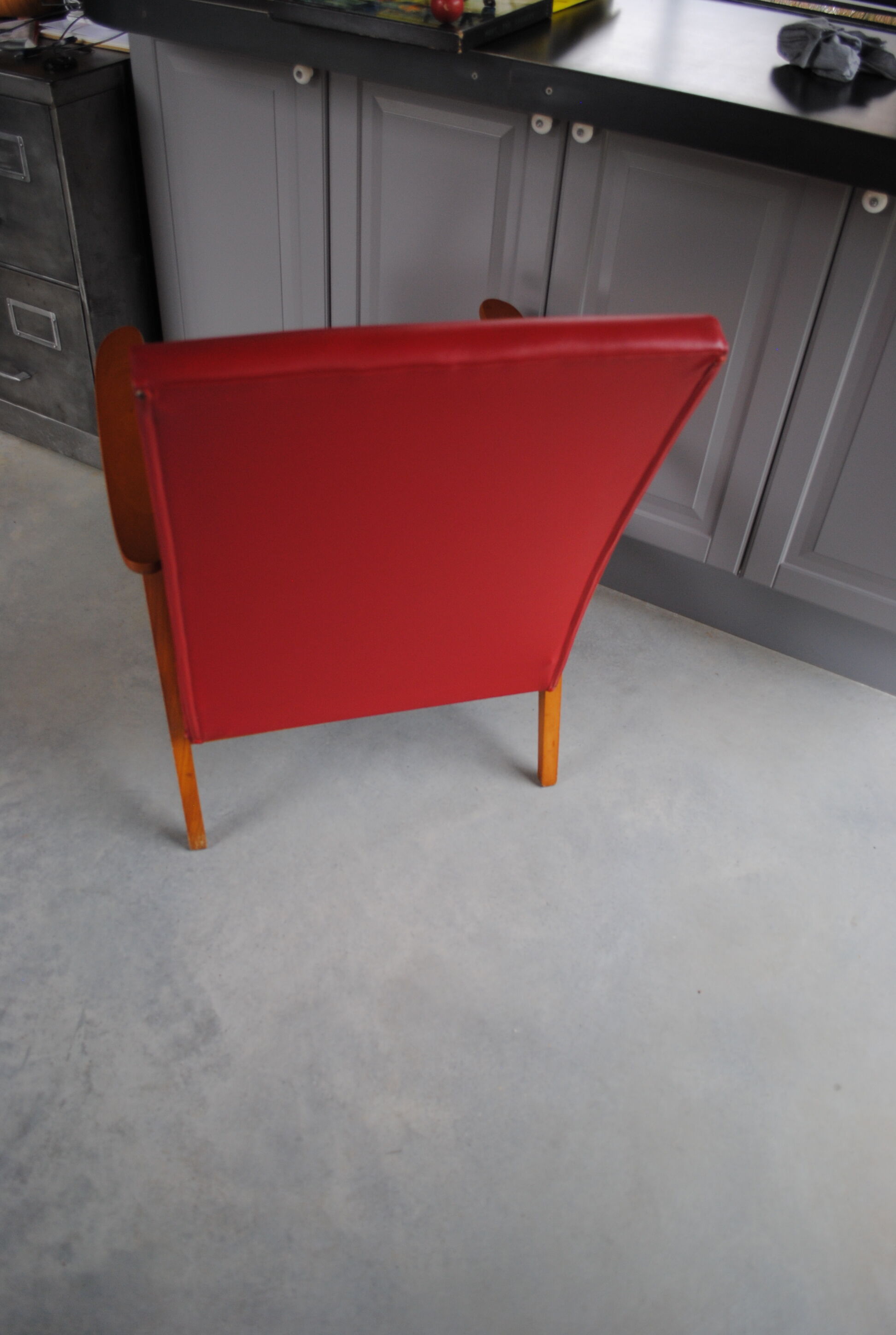Fauteuil en skaï rouge années 60