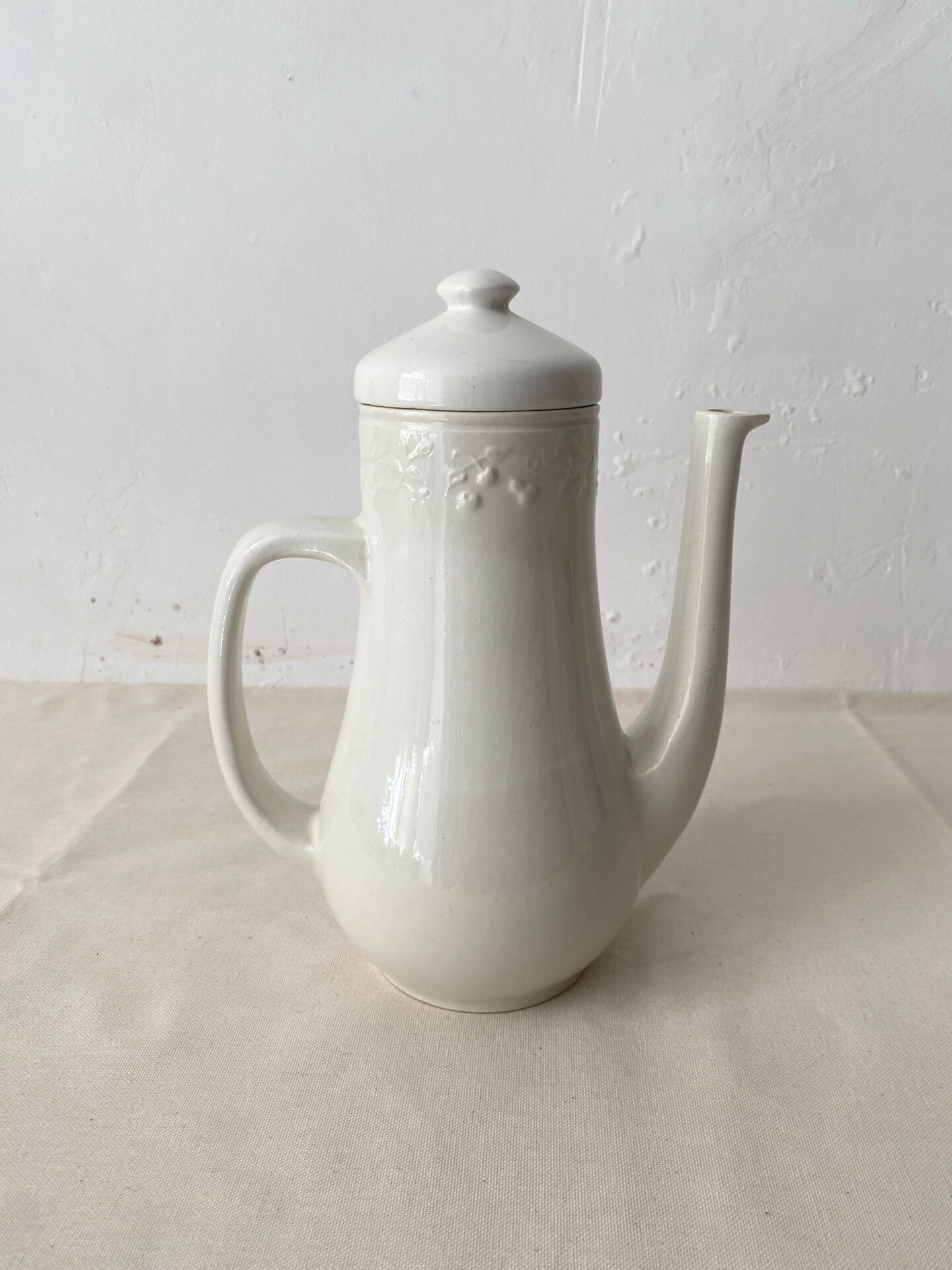 Coffee pot / teapot Sarreguemines France in white earthenware.