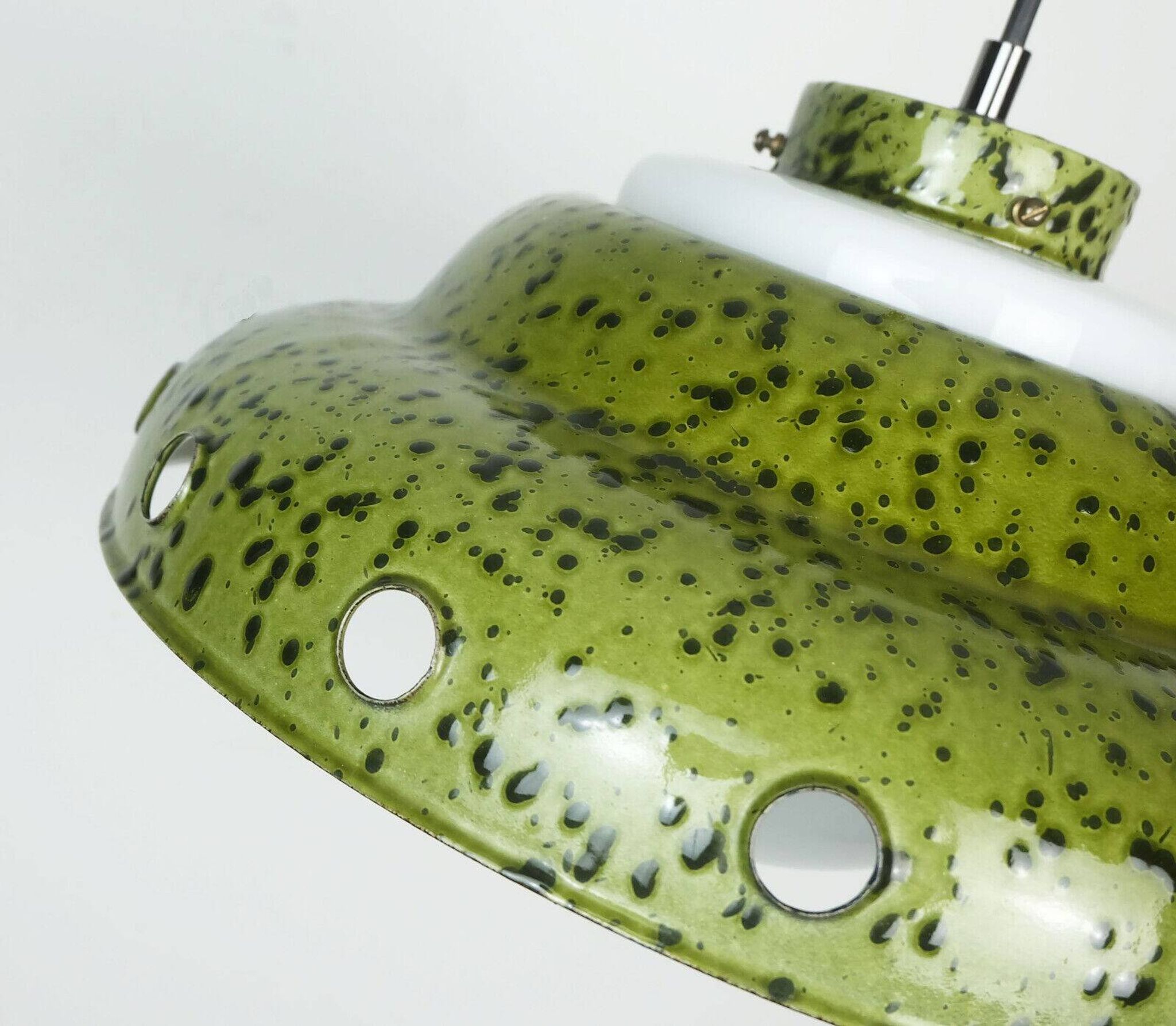 Suspension vintage en métal émaillé et verre blanc 1960