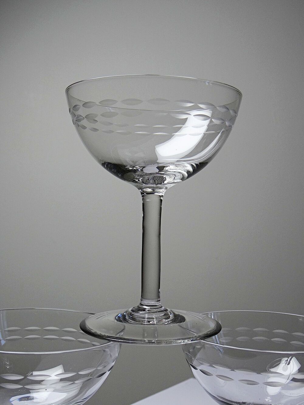4 large engraved champagne glasses, Art Deco style from 1925-1940.