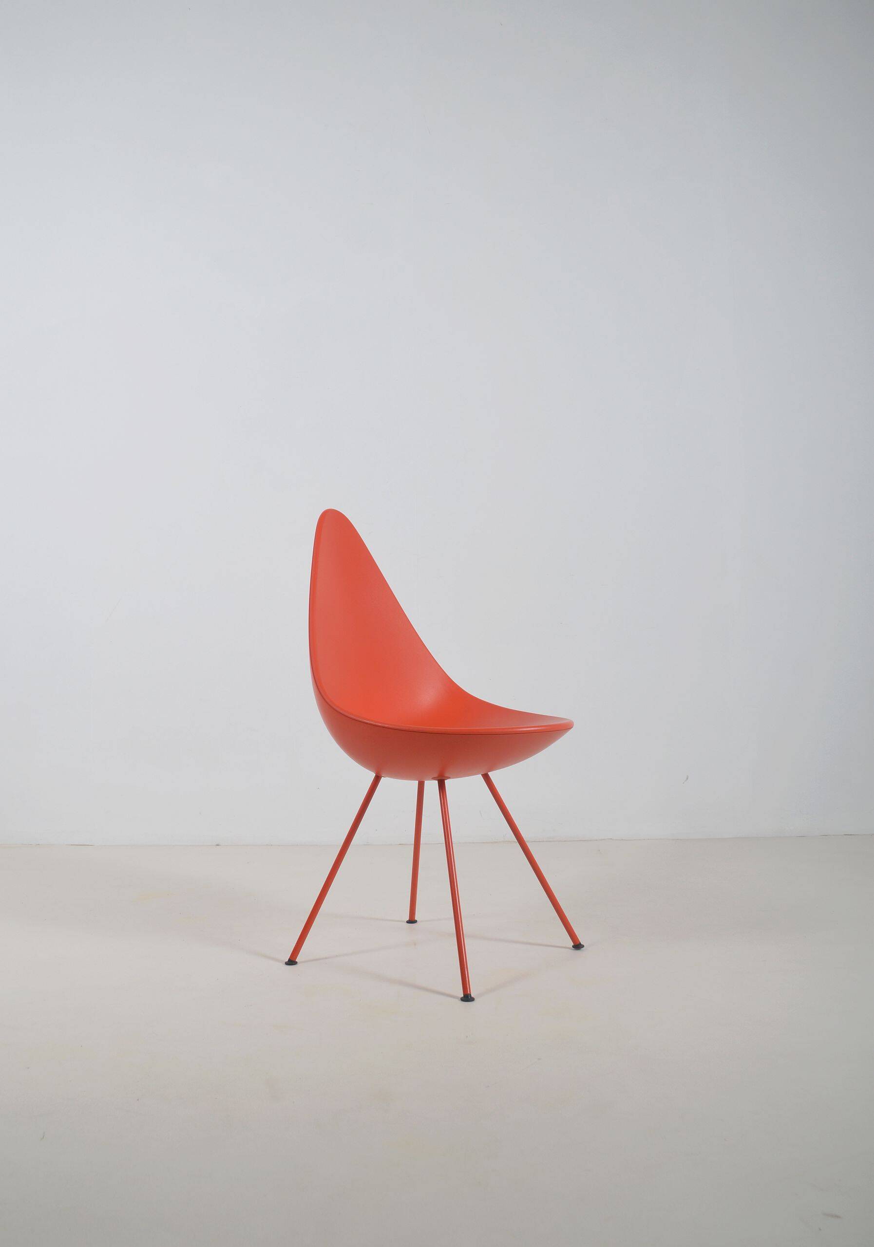 Drop 3110 chair designed by Arne Jacobsen for Fritz Hansen