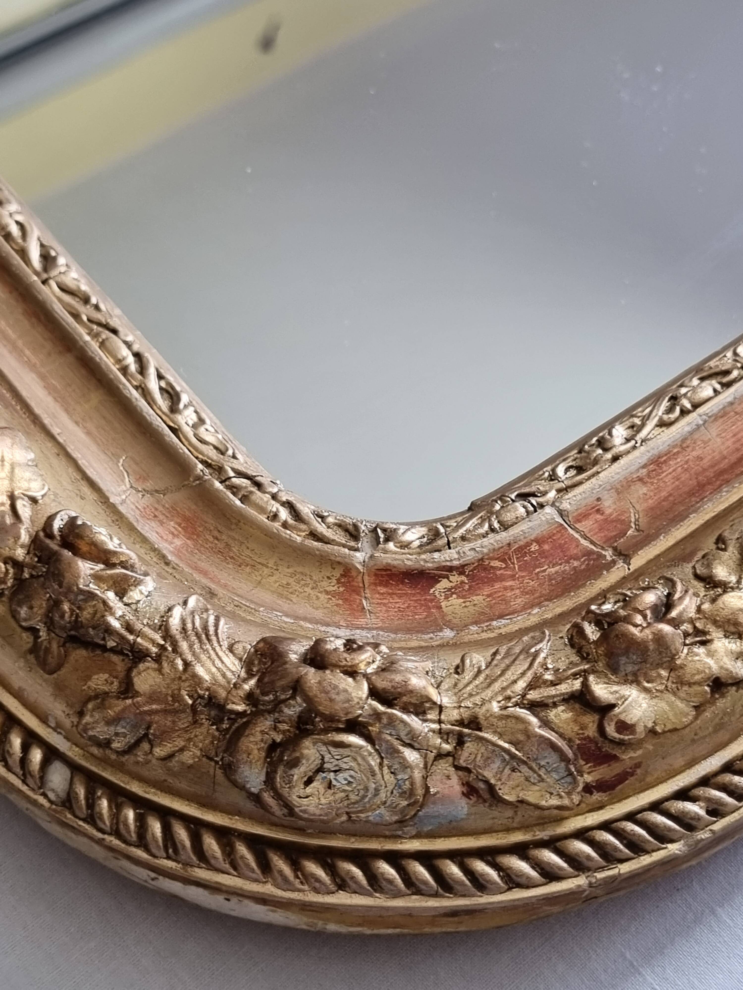 Miroir Louis-Philippe en bois et stuc doré à décor floral, XIXe, 43 x 38 cm