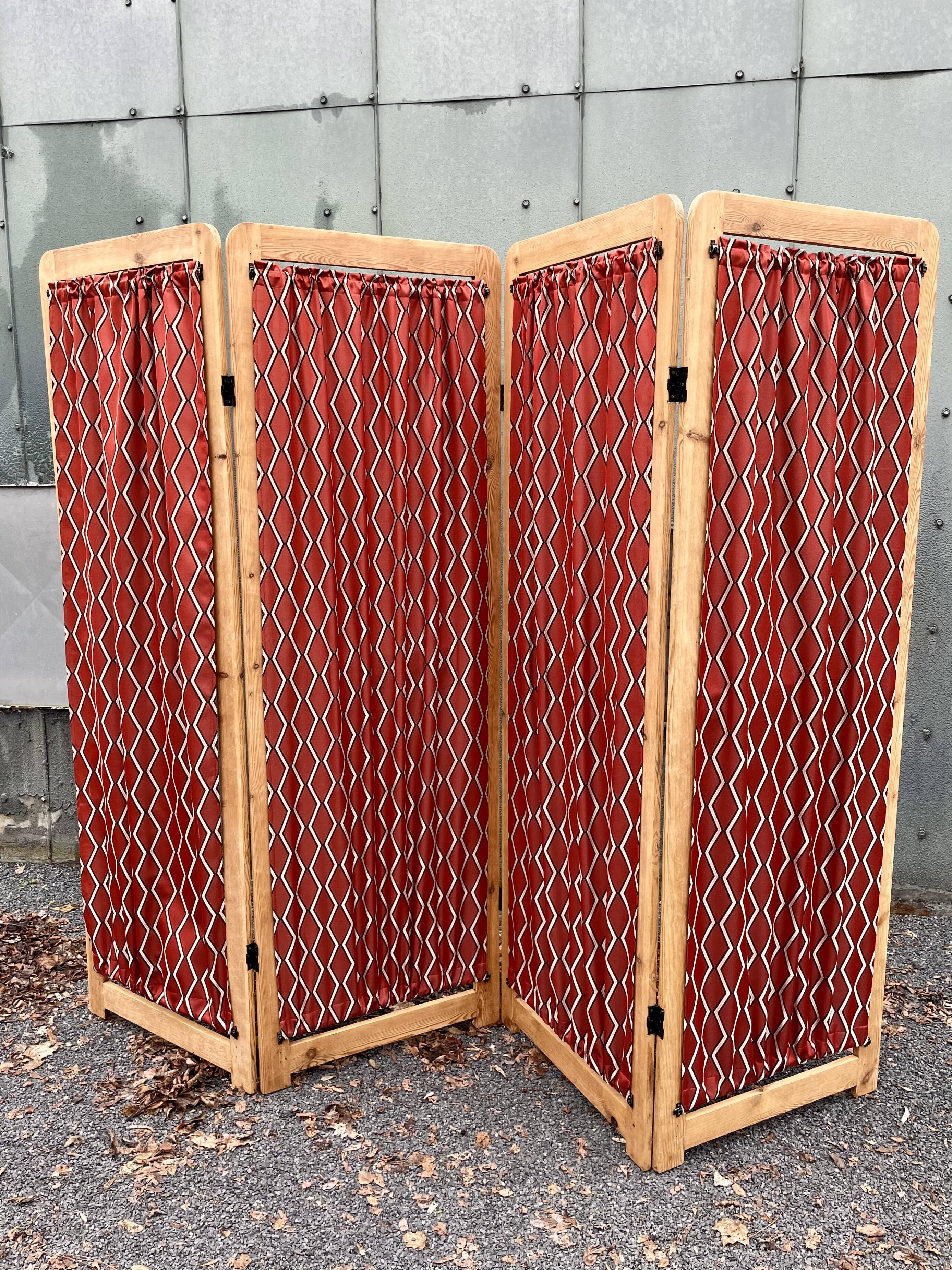 Vintage screen revisited and restored