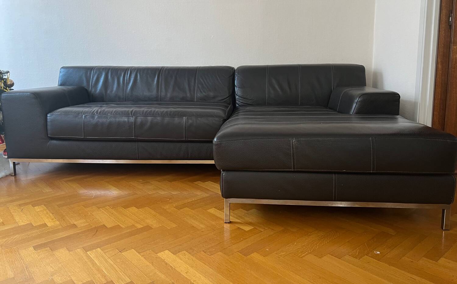 Black leather corner sofa – IKEA KRAMFORS – timeless design