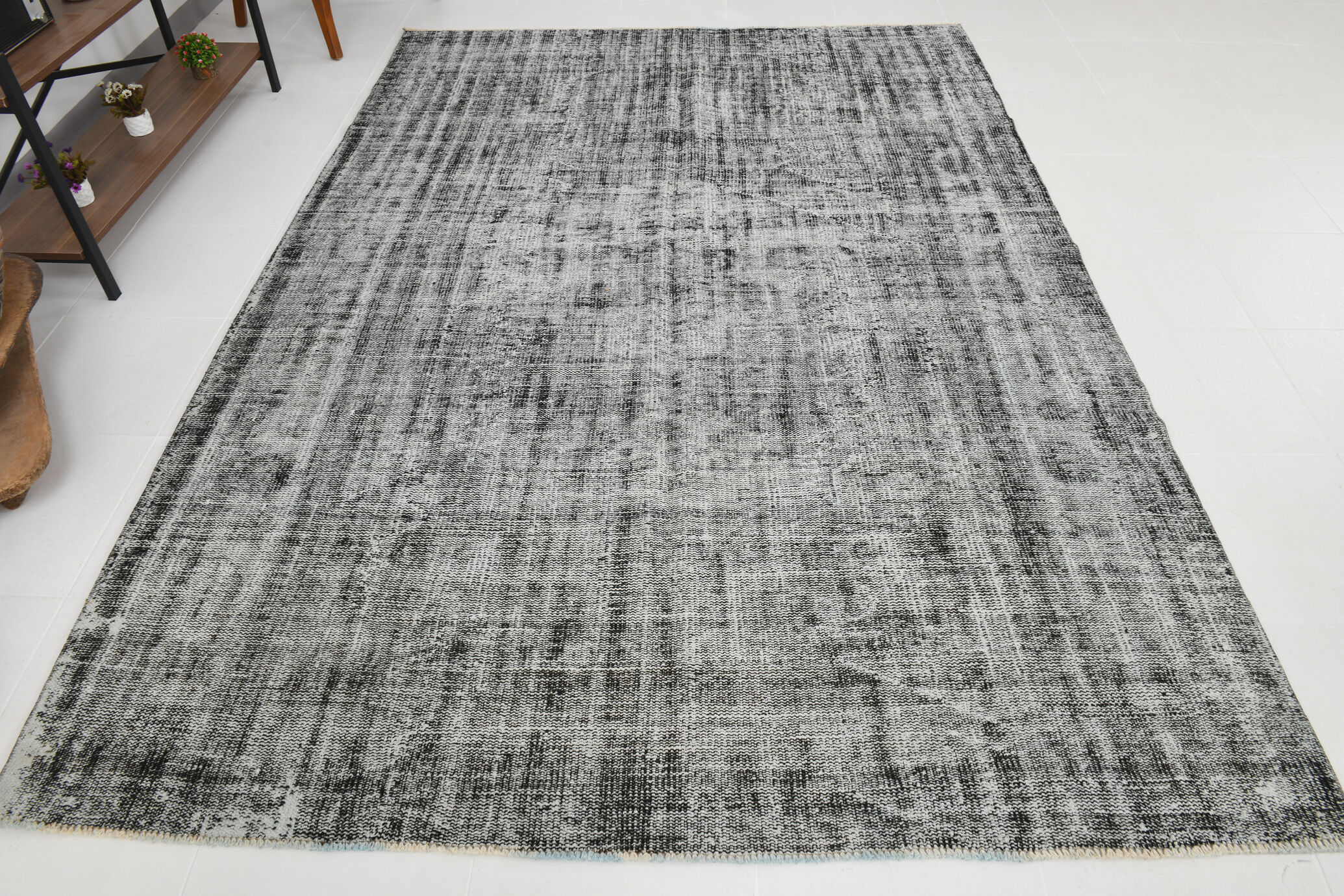 7x9 distressed black vintage rug, 205x292cm