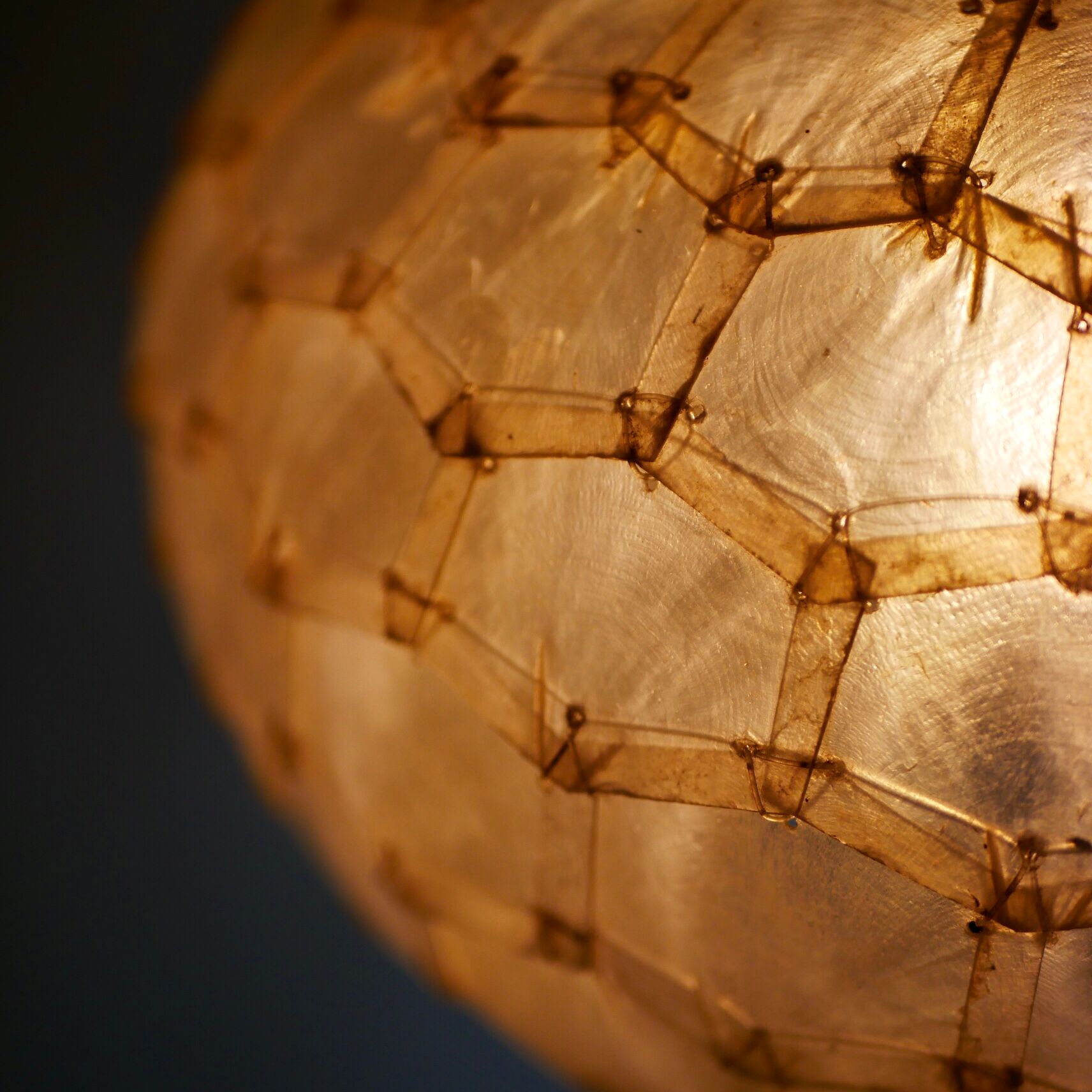 Suspension in pearls of mother-of-pearl of Capiz and brass