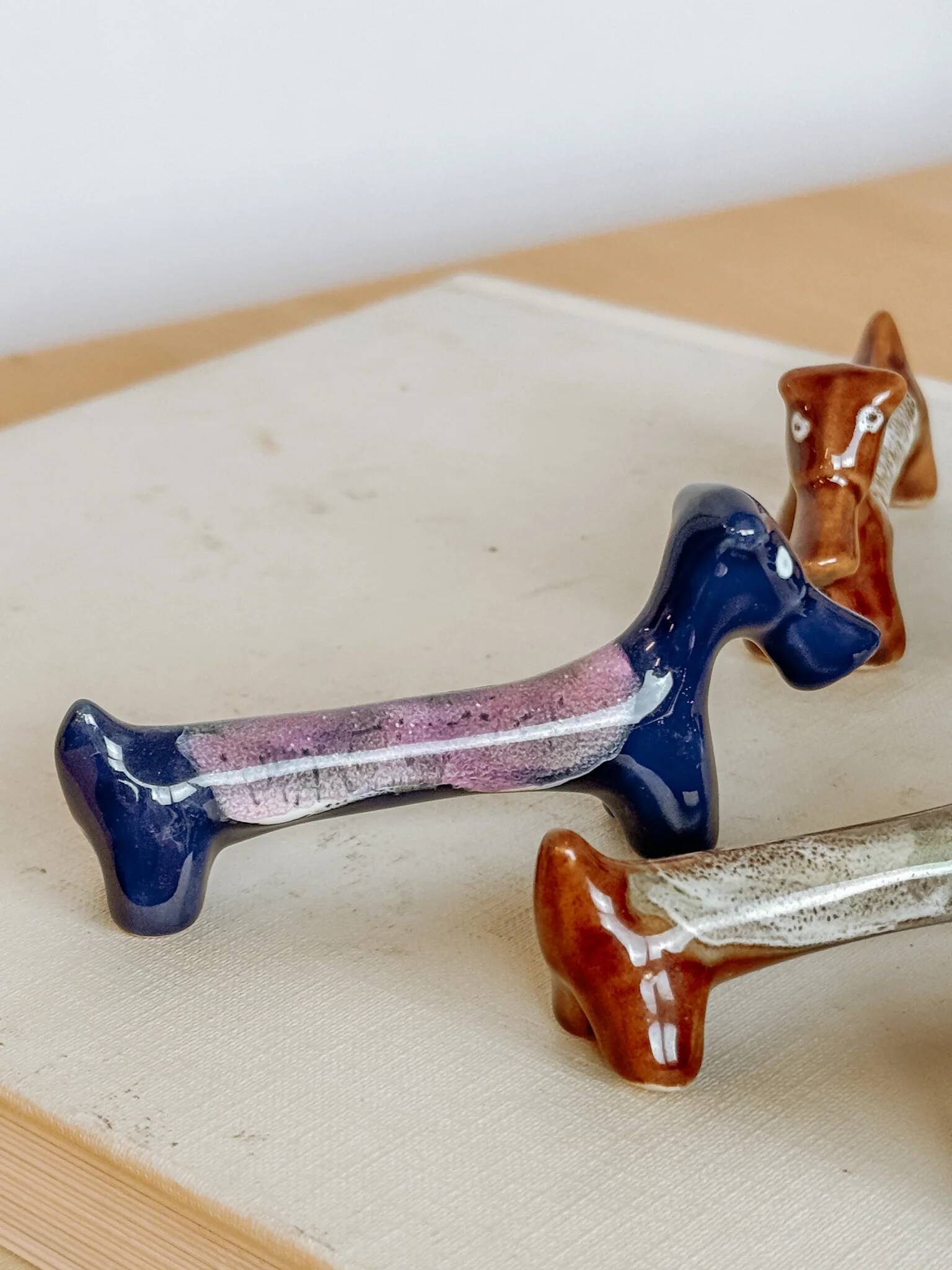 Lot de 6 repose-couteaux teckel en céramique émaillée