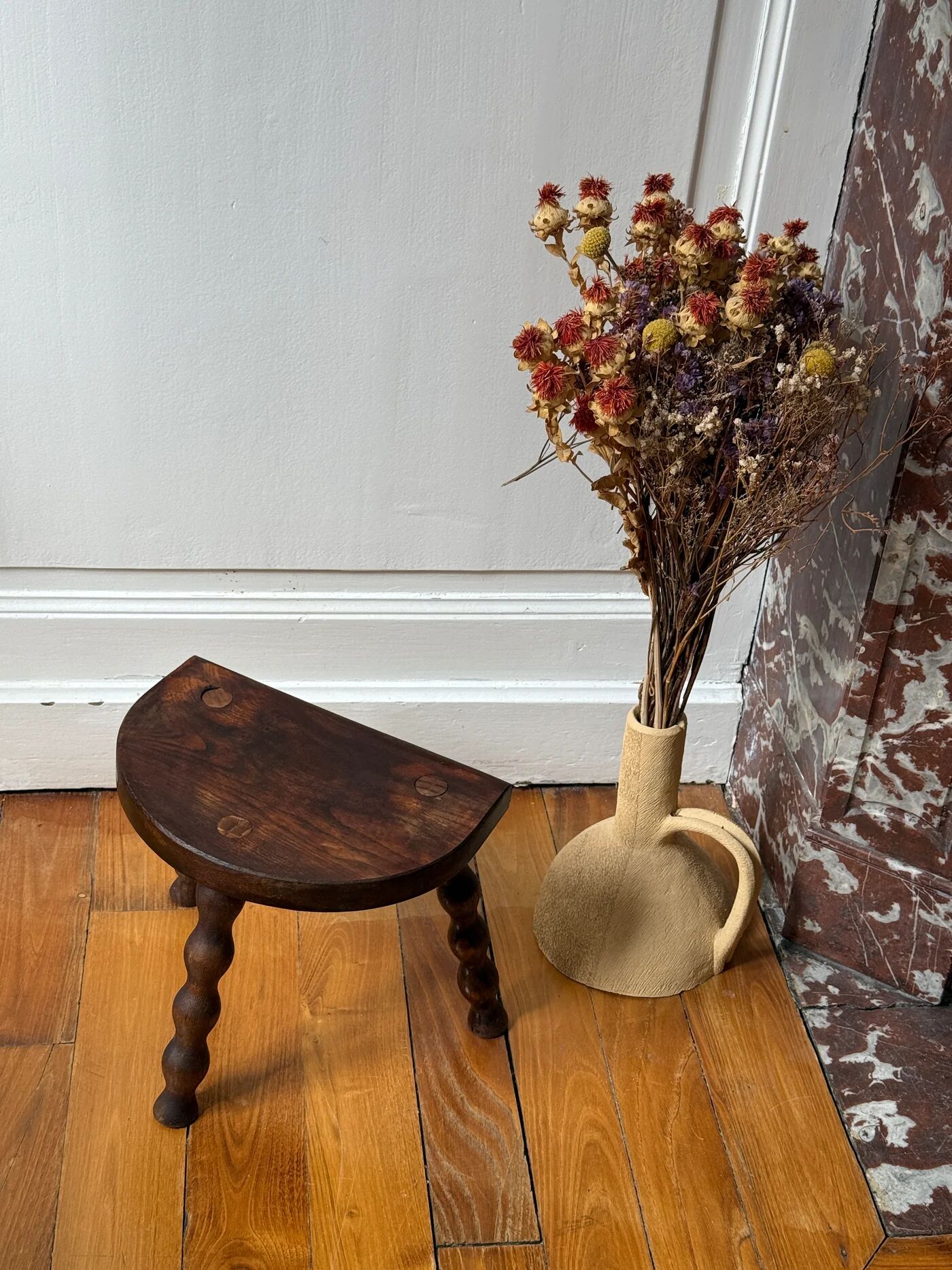 Tabouret tripode en bois tourné