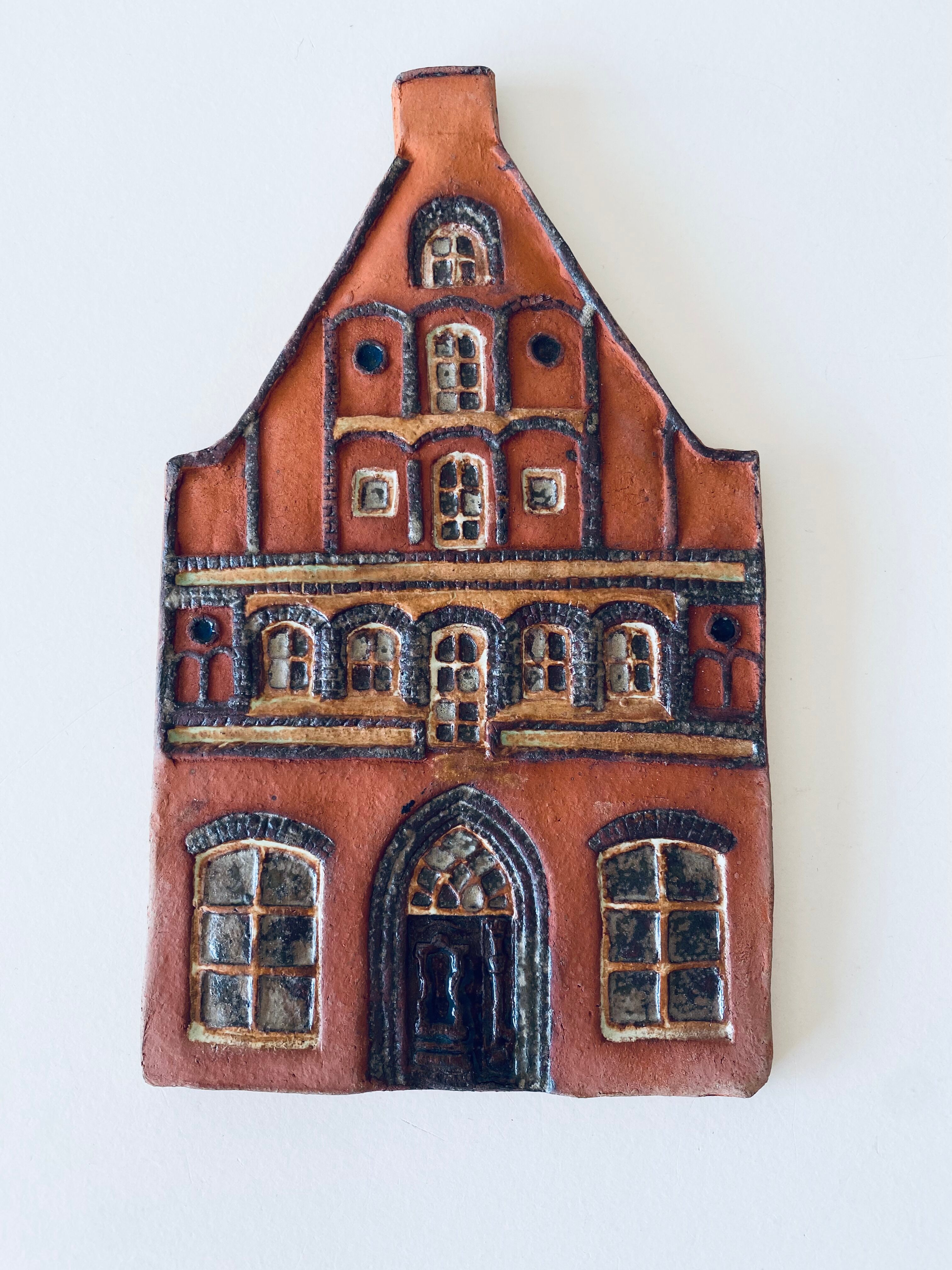 Decorative house wall pottery