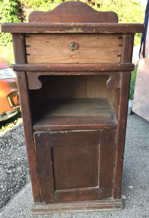 Table de nuit en pin, vers les années 1900