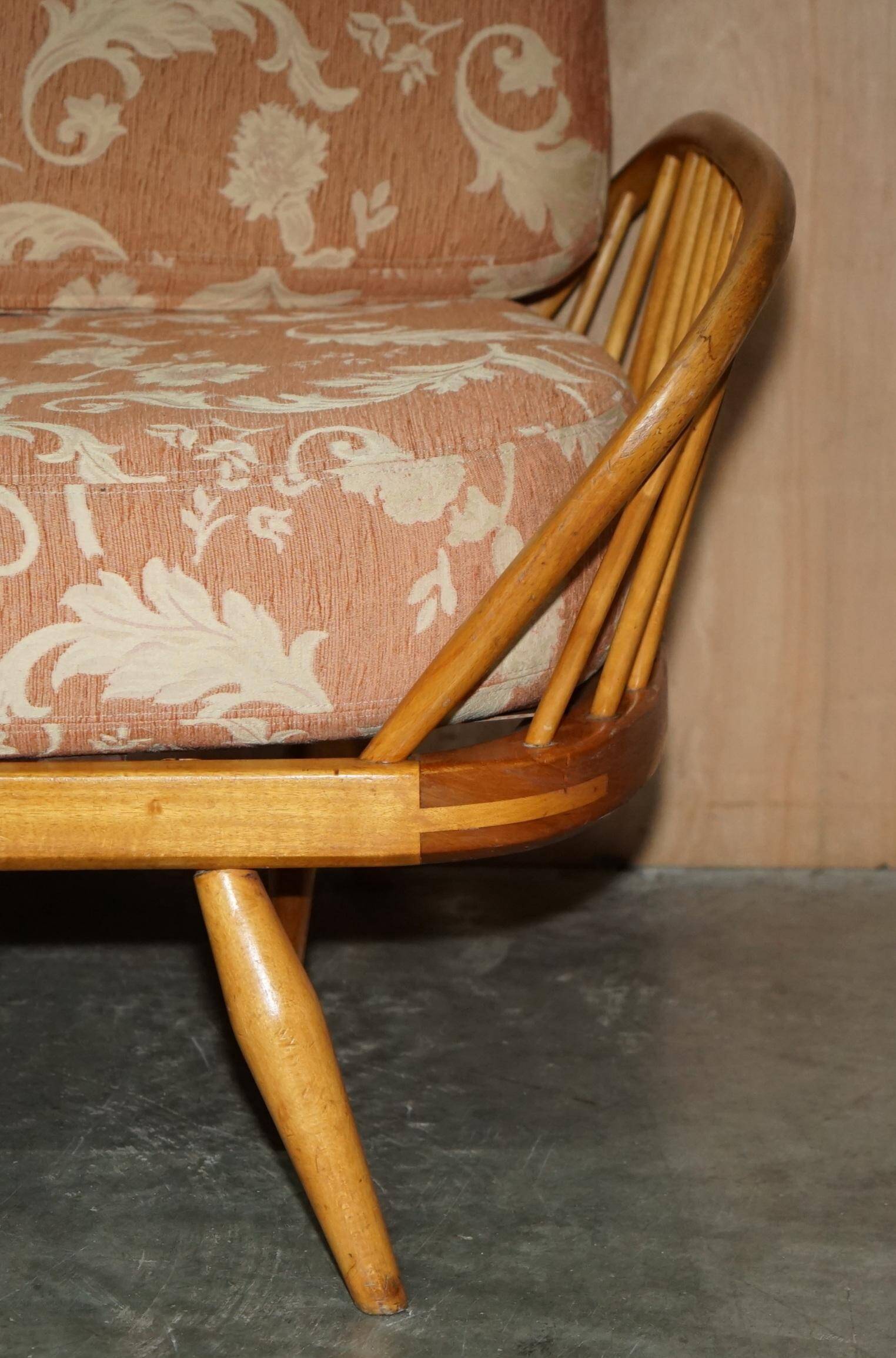 Vintage Ercol Windsor Studio 355 canapé / daybed, light wood, Mid-Century Modern design.