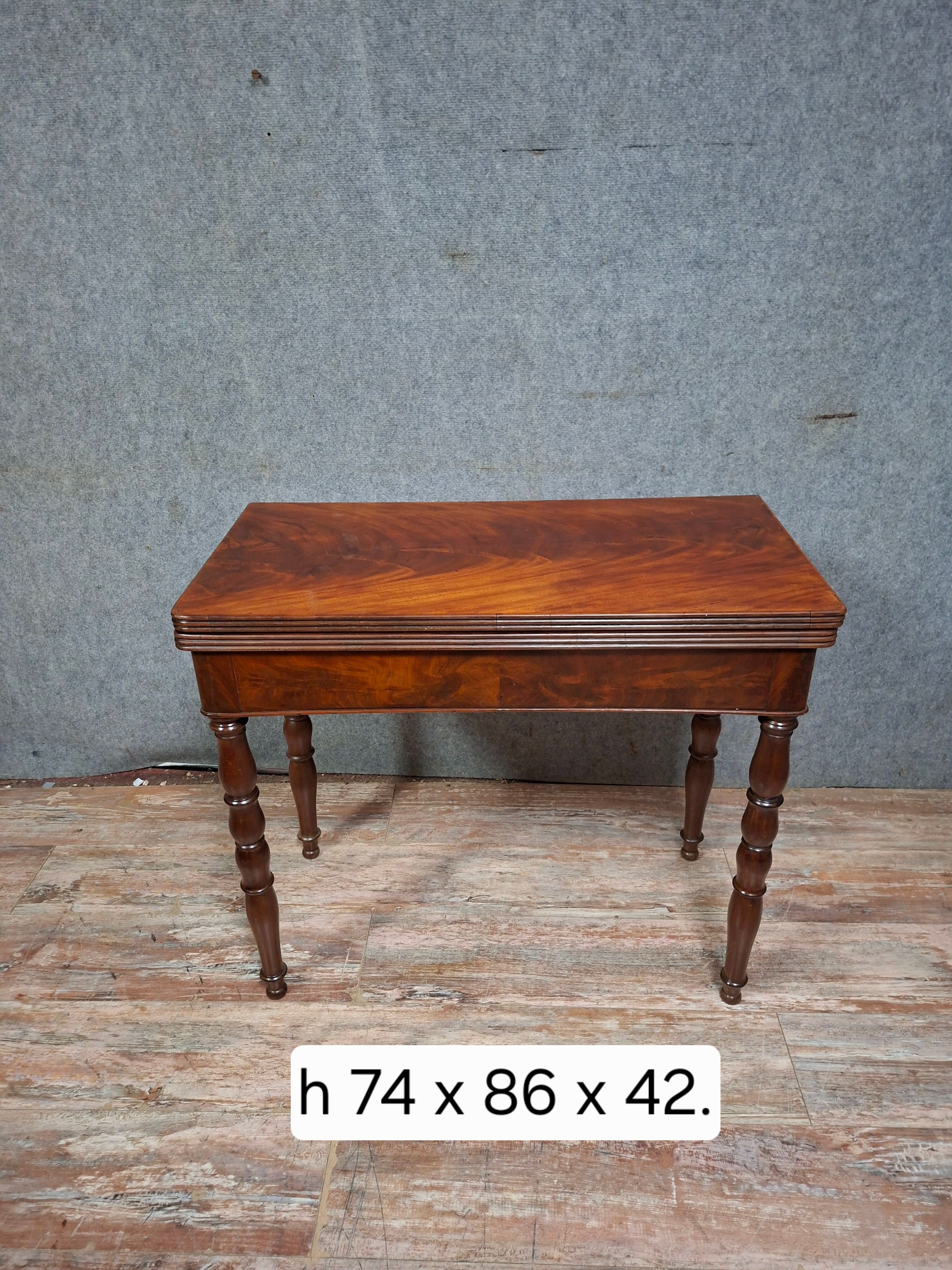 Mahogany game table – Louis-Philippe period, 19th century