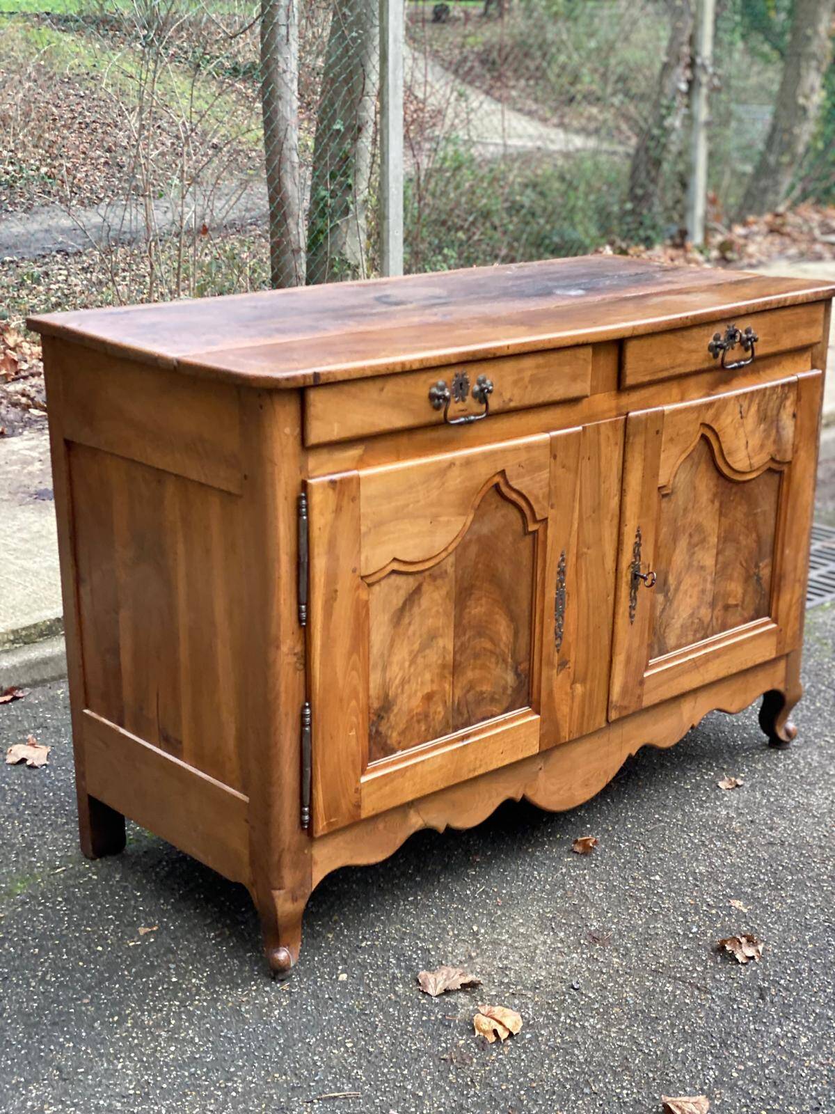 Louis XV buffet in solid wood, 18th century, 153cm.