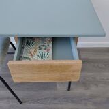 Bureau moderniste et sa chaise