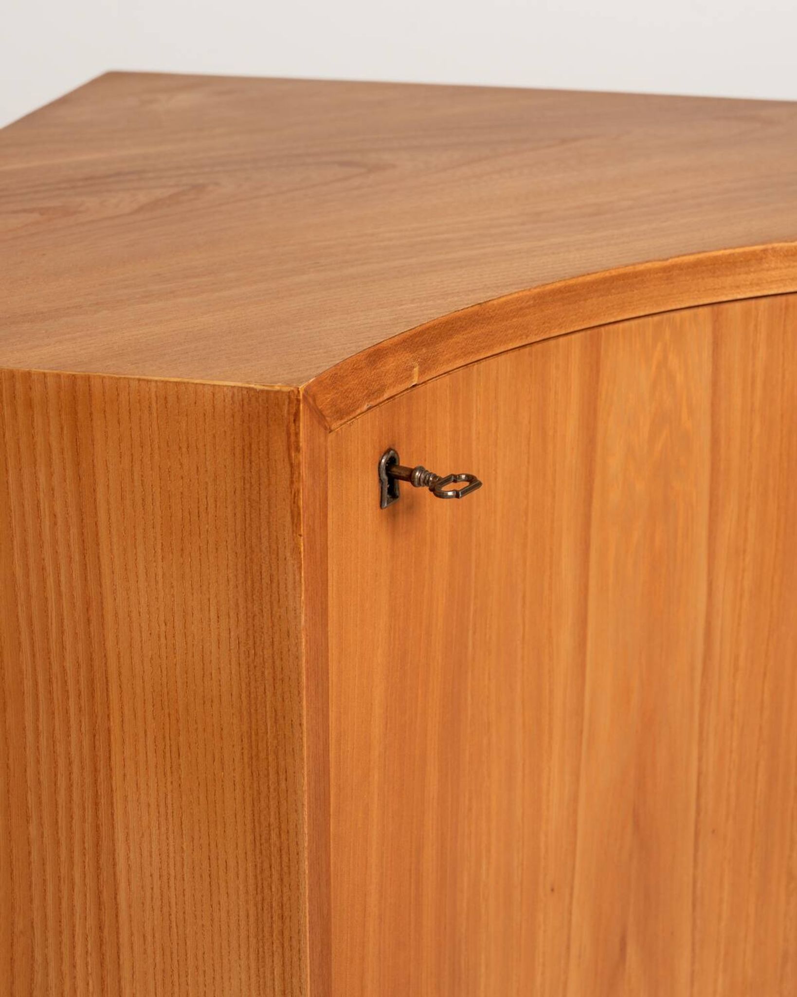 Cabinet d'angle en orme scandinave, milieu du siècle