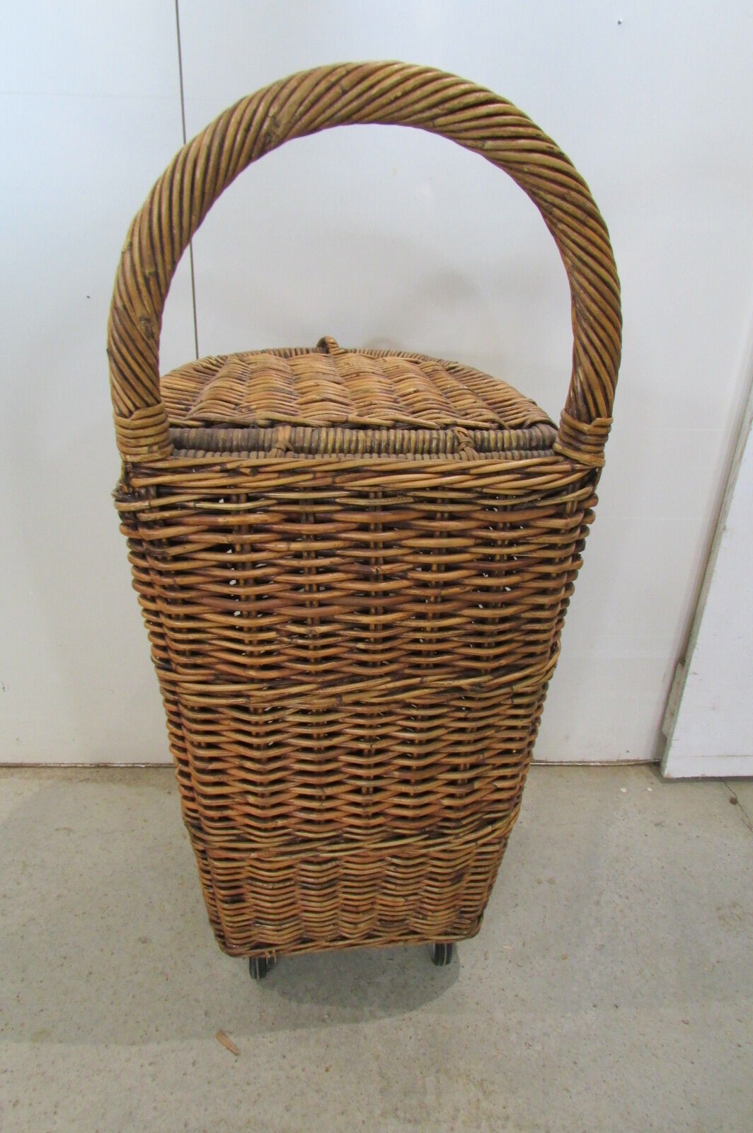 Basket woven wicker, trolley on wheels