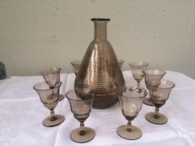 Liqueur glass Brown and gold edging and 9 small glasses Decanter's vintage liquor