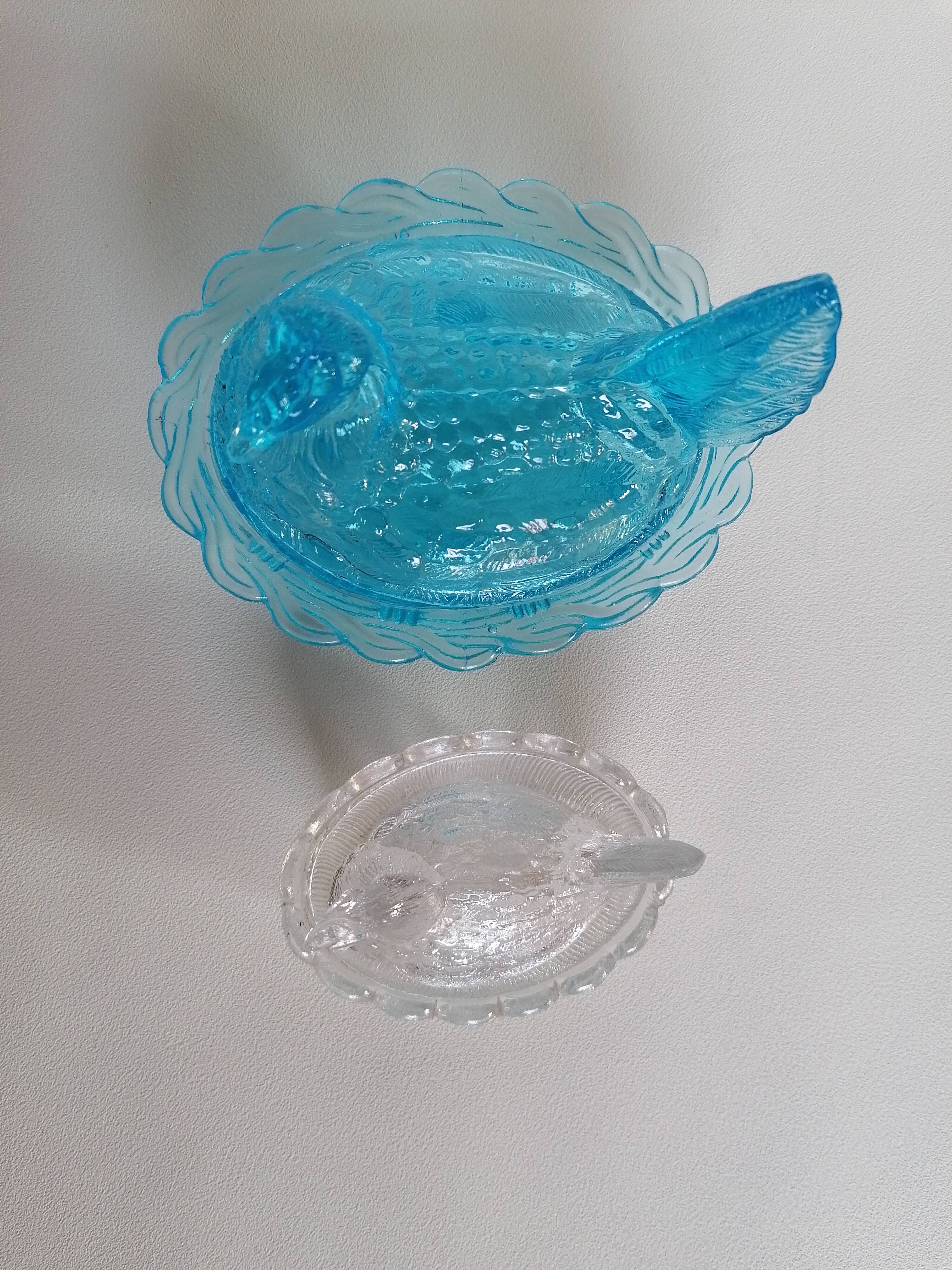 Poule en verre bleu