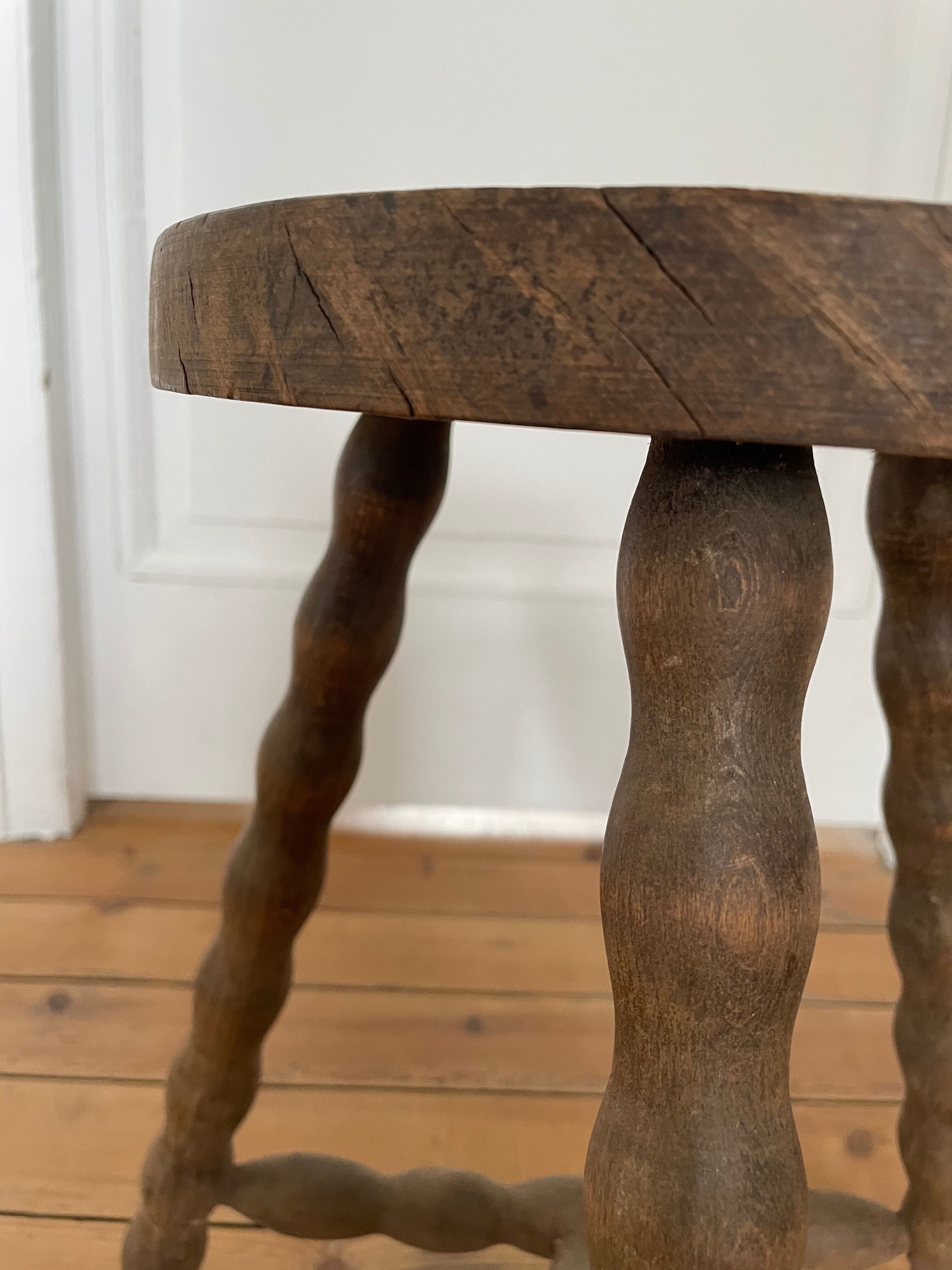 Tripod stool in solid wood, feet turned