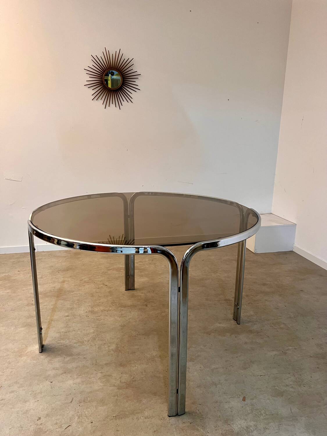 Table ronde vintage tubulaire en métal et verre fumé design année 70