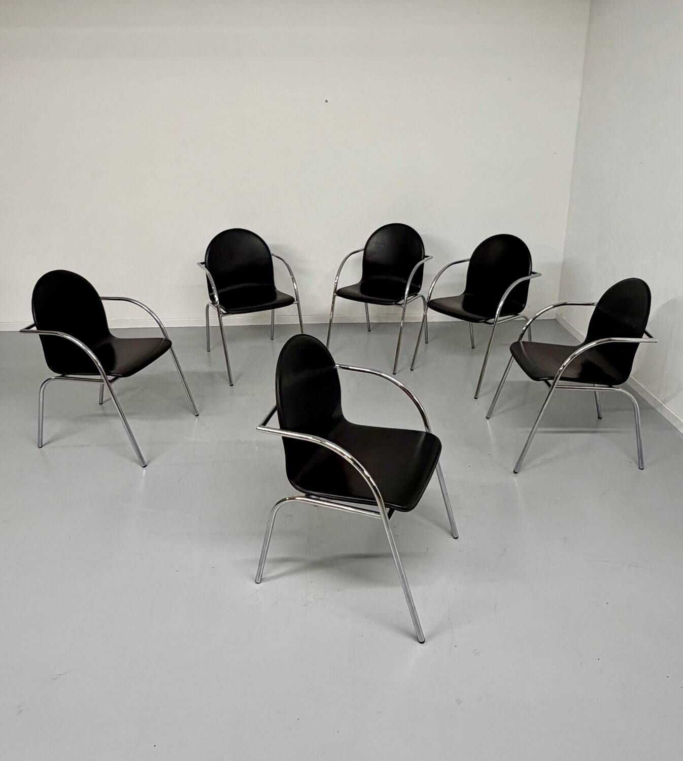 Lot 6 chaises en cuir noir et pied tubulaire design italien année 70