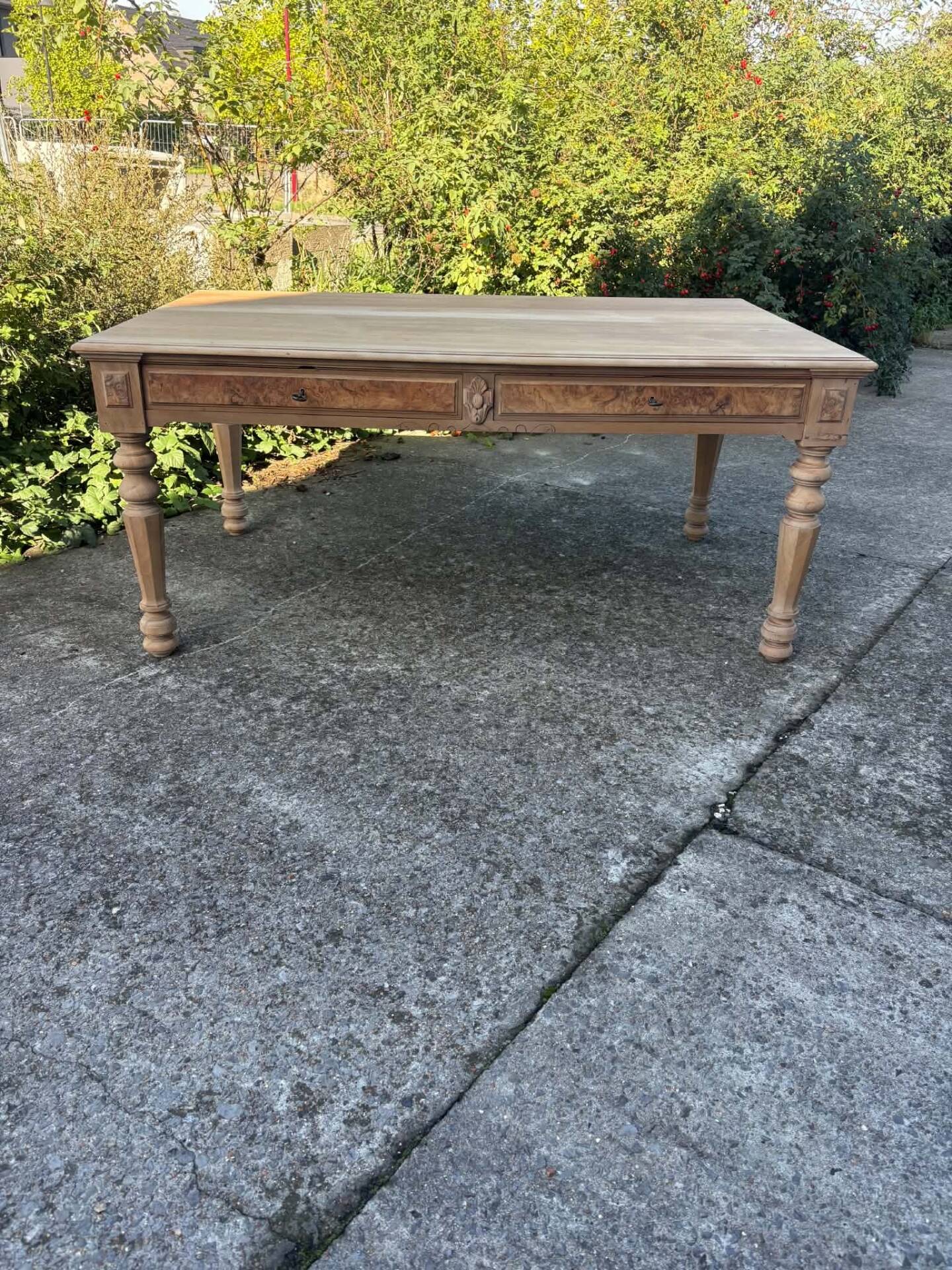 Grand bureau ancien en bois brut
