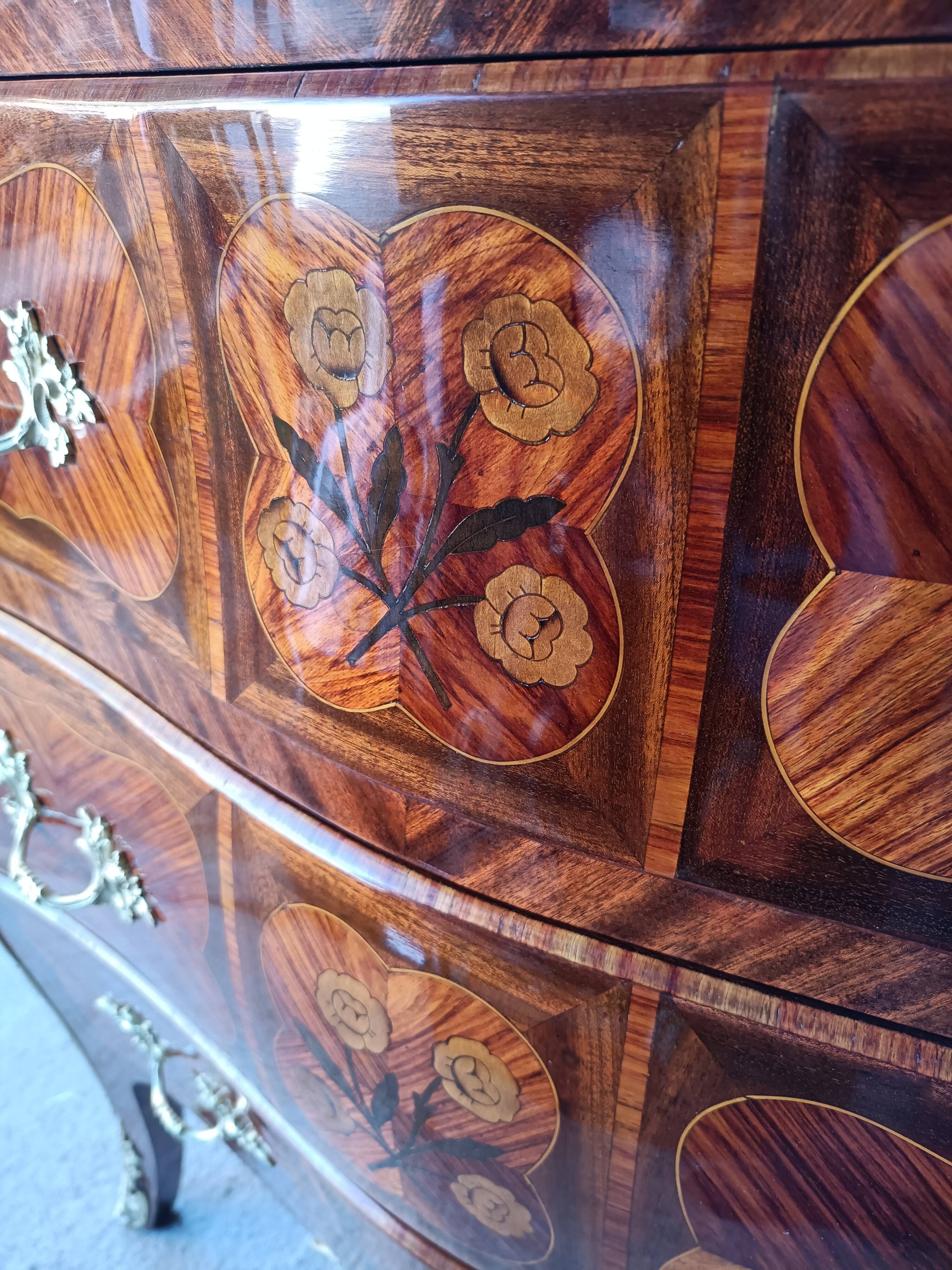 Louis XV jumping chest of drawers curved in precious wood marquetry.