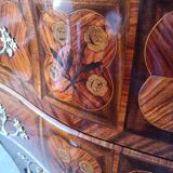 Louis XV jumping chest of drawers curved in precious wood marquetry.
