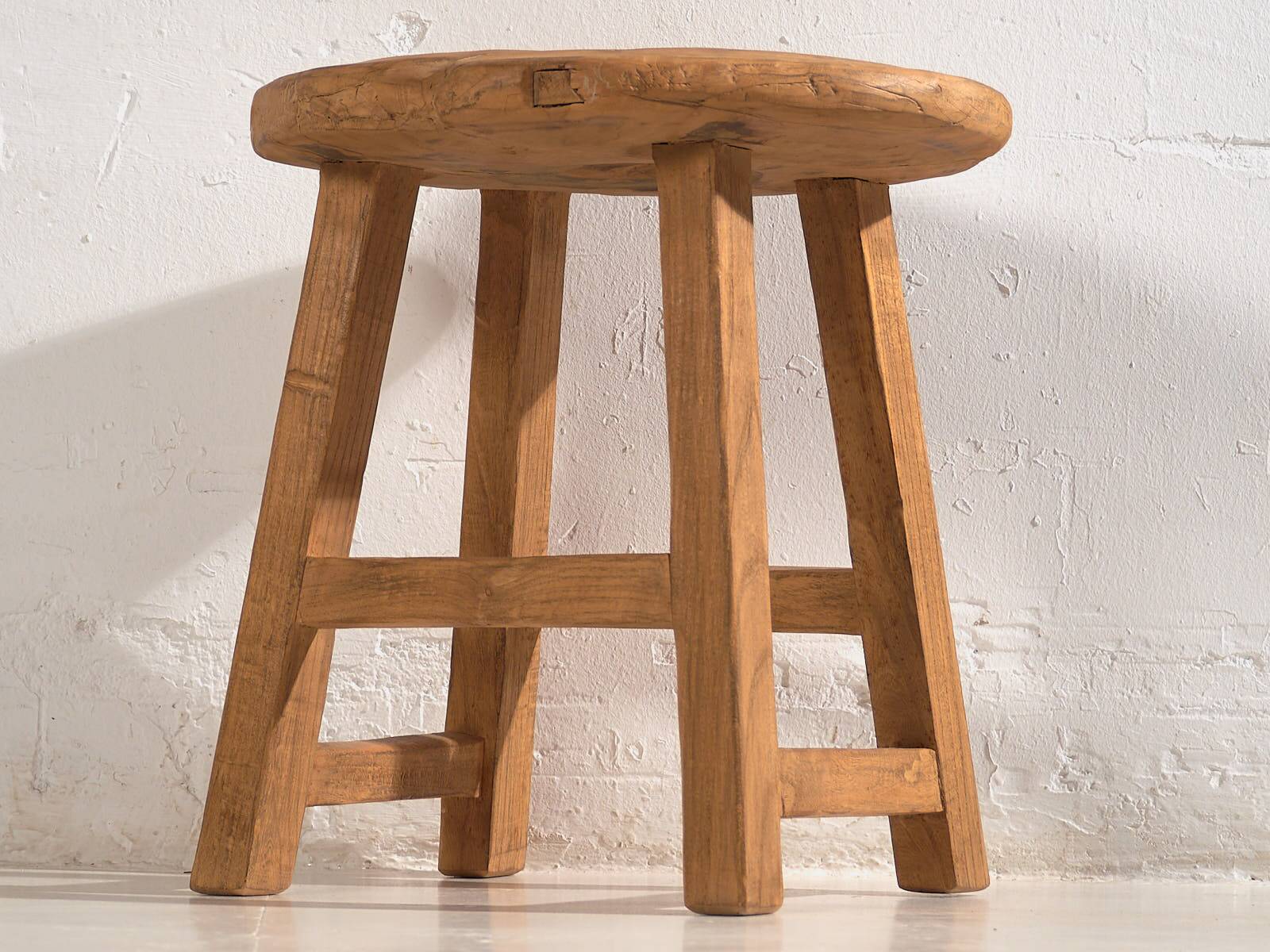 Round side table in antique solid wood
