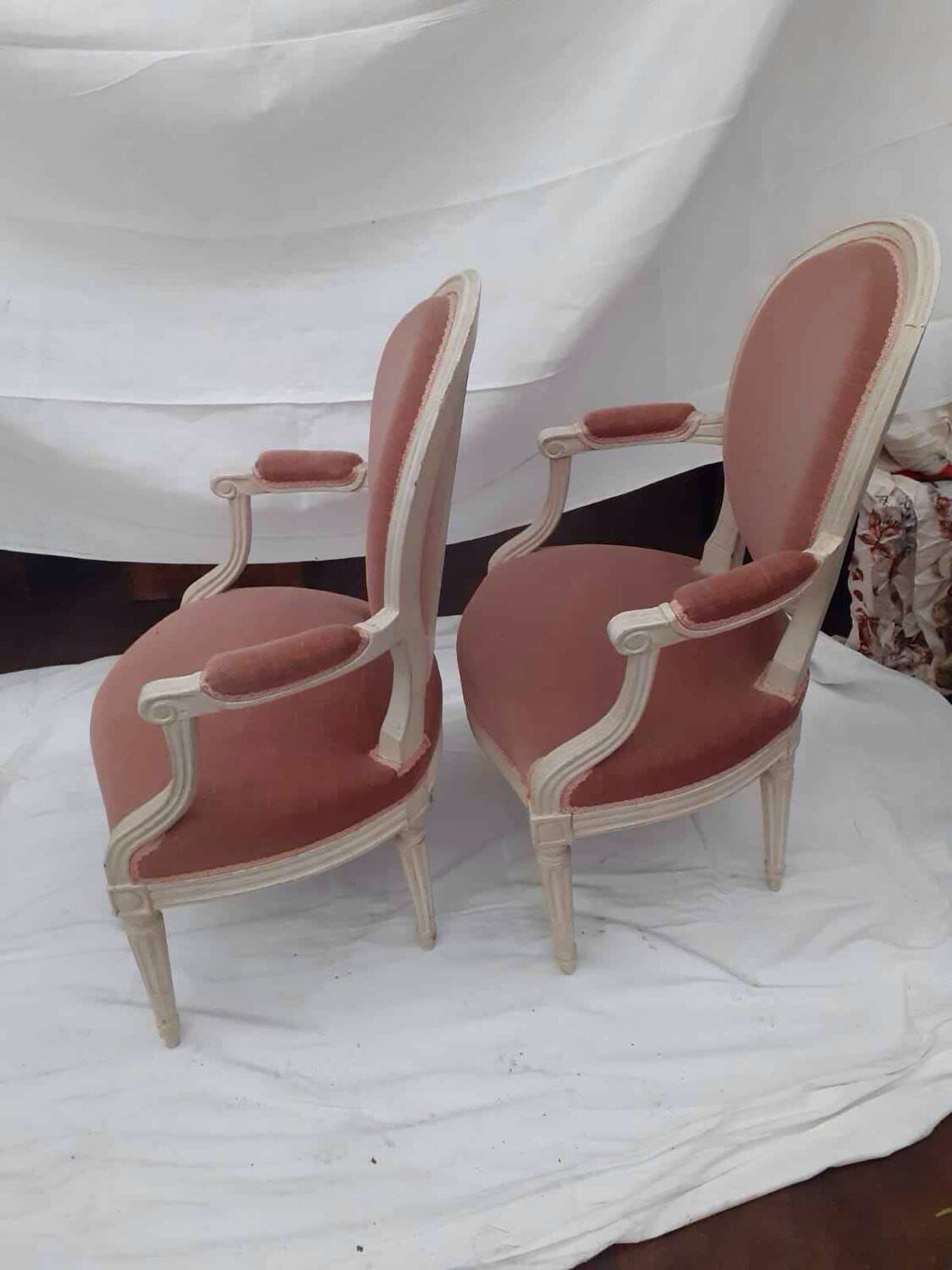 Paire de fauteuil médaillon style Louis XVI blanc patiné