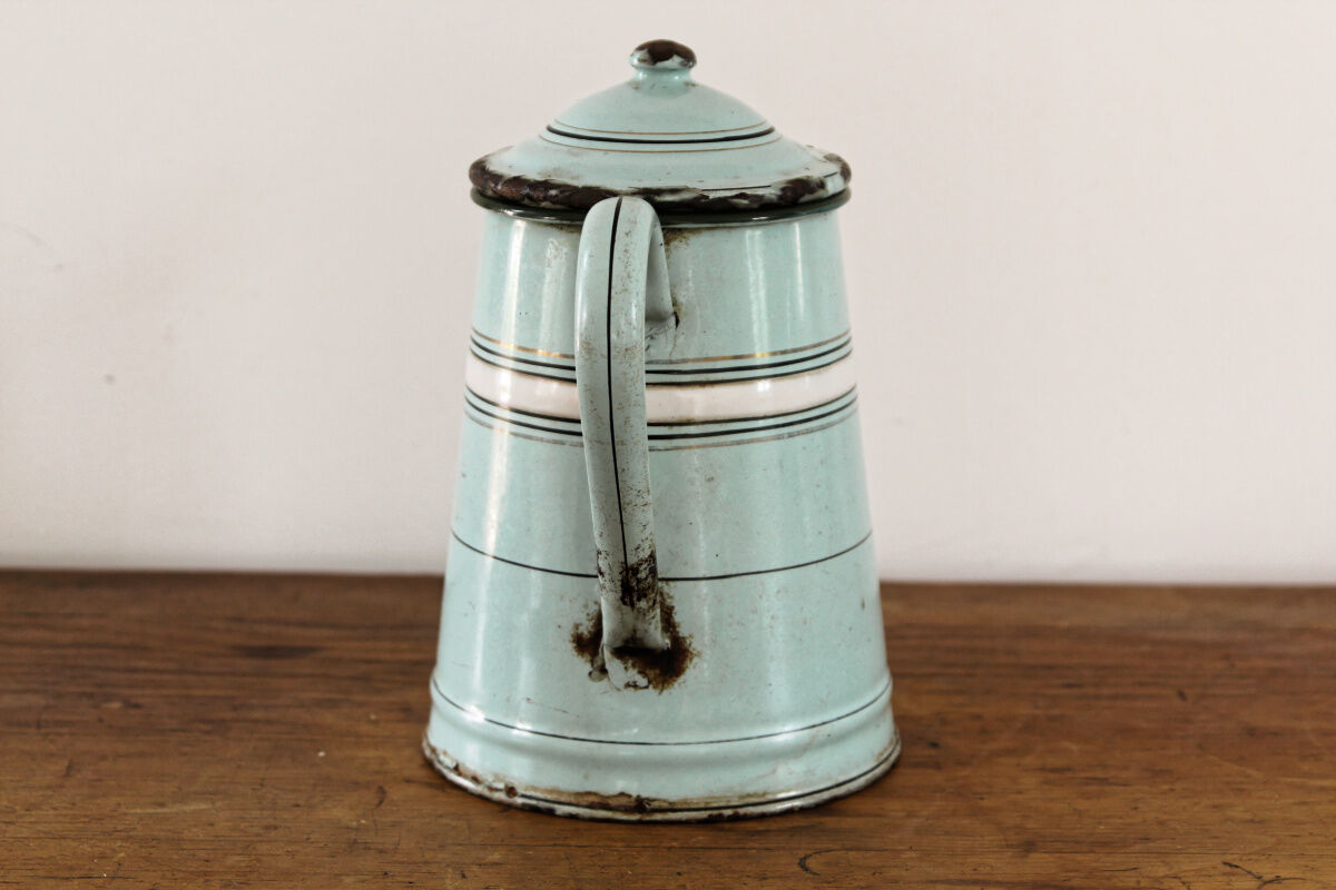 Cafetière en tôle émaillée