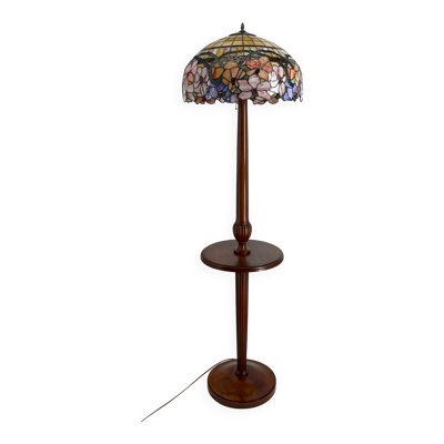 Lampadaire Art Déco en noyer sculpté et abat-jour de style Tiffany, circa 1
