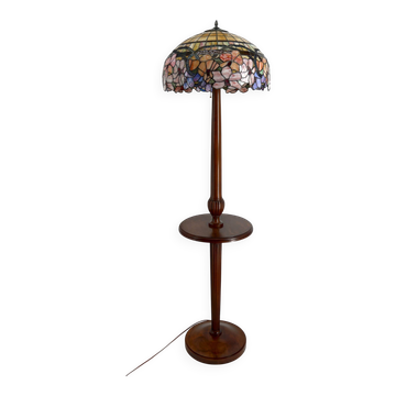 Lampadaire Art Déco en noyer sculpté et abat-jour de style Tiffany, circa 1
