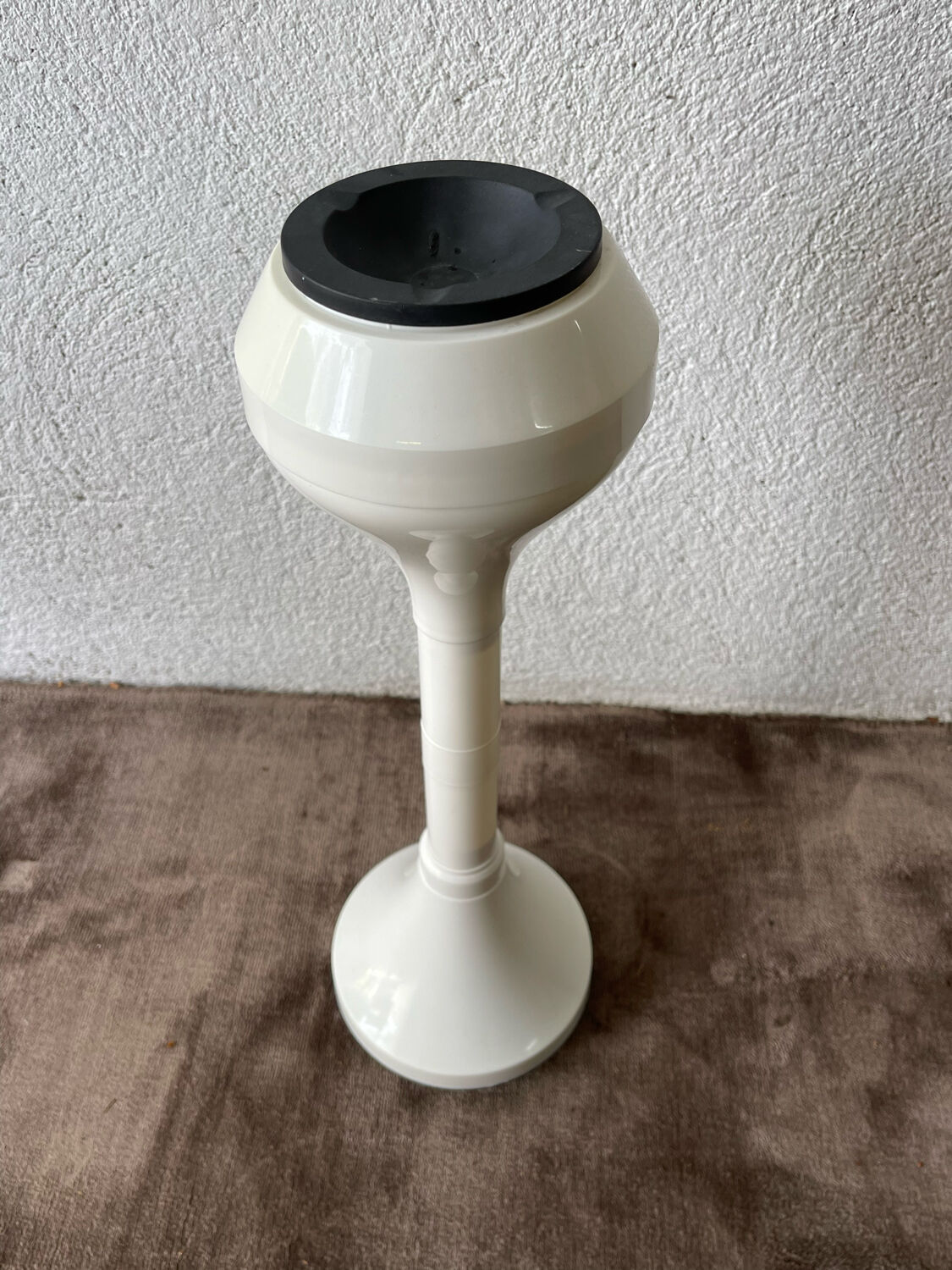 1970's italian ashtray in white plastic with its space age tulip foot