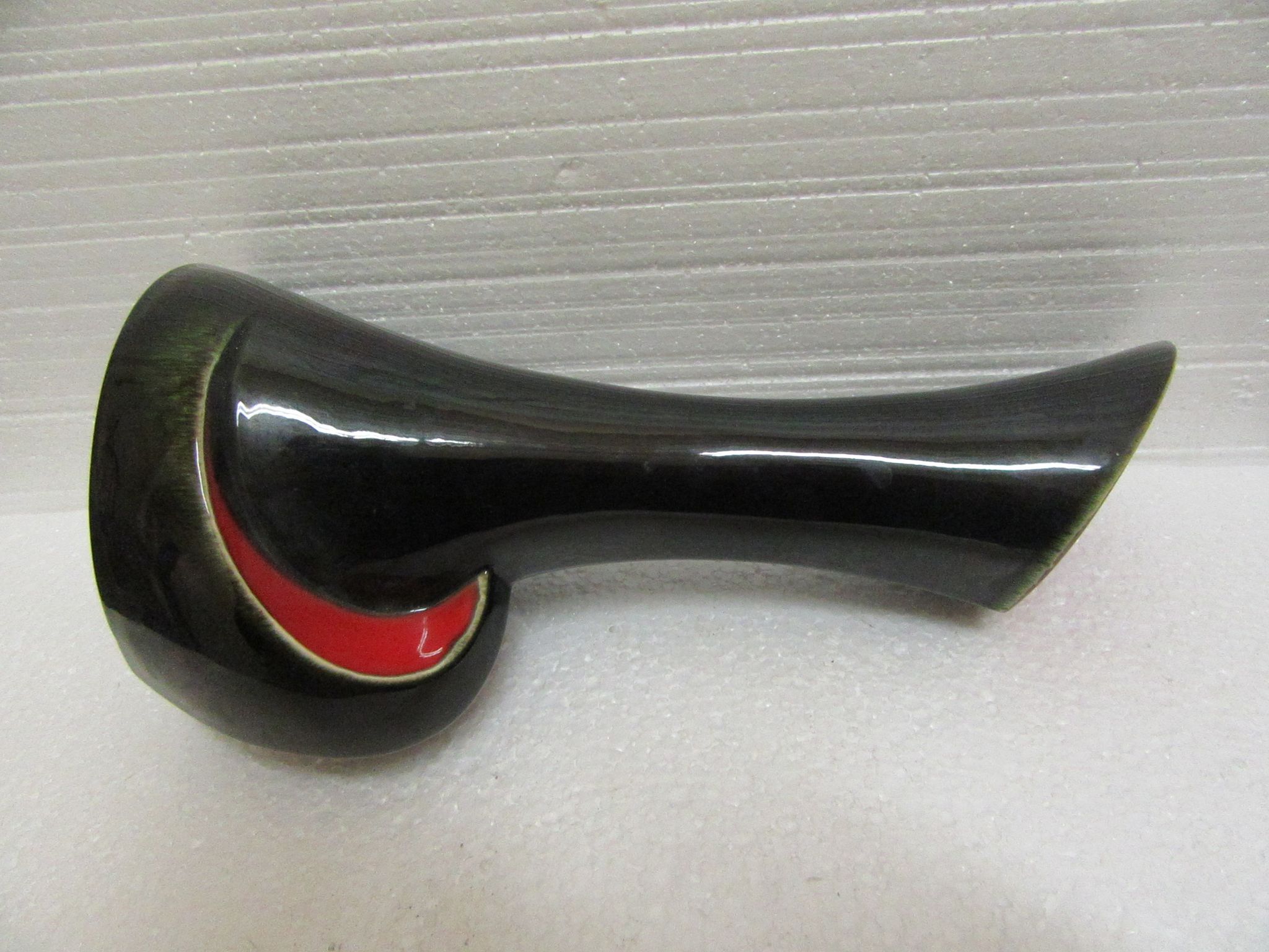 Vase rouge et noir vintage
