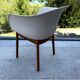 Chaise scandinave “style Elefy”, coque blanche & pieds bois – comme neuve