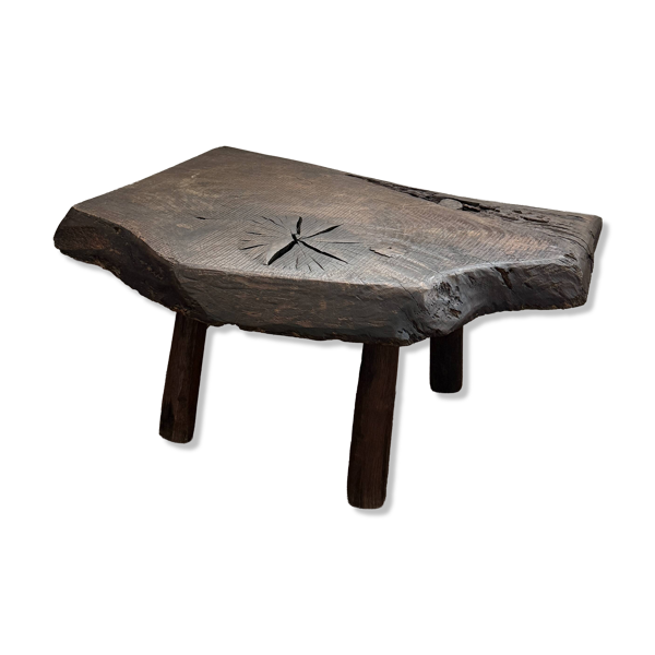 Table basse en bois massif avec une forme organique.
