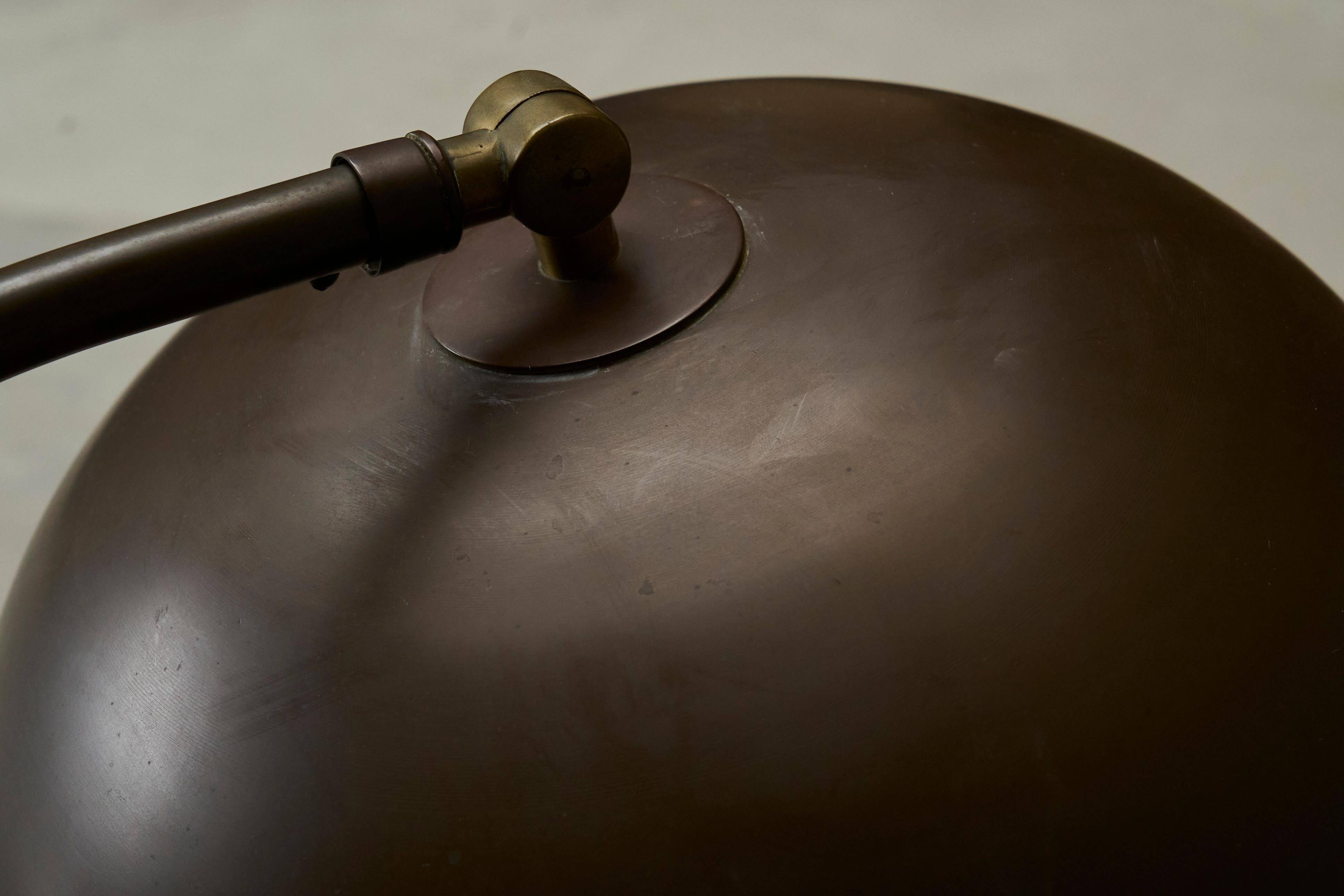 Modernist desk lamp in patinated brass from the 1930s.
