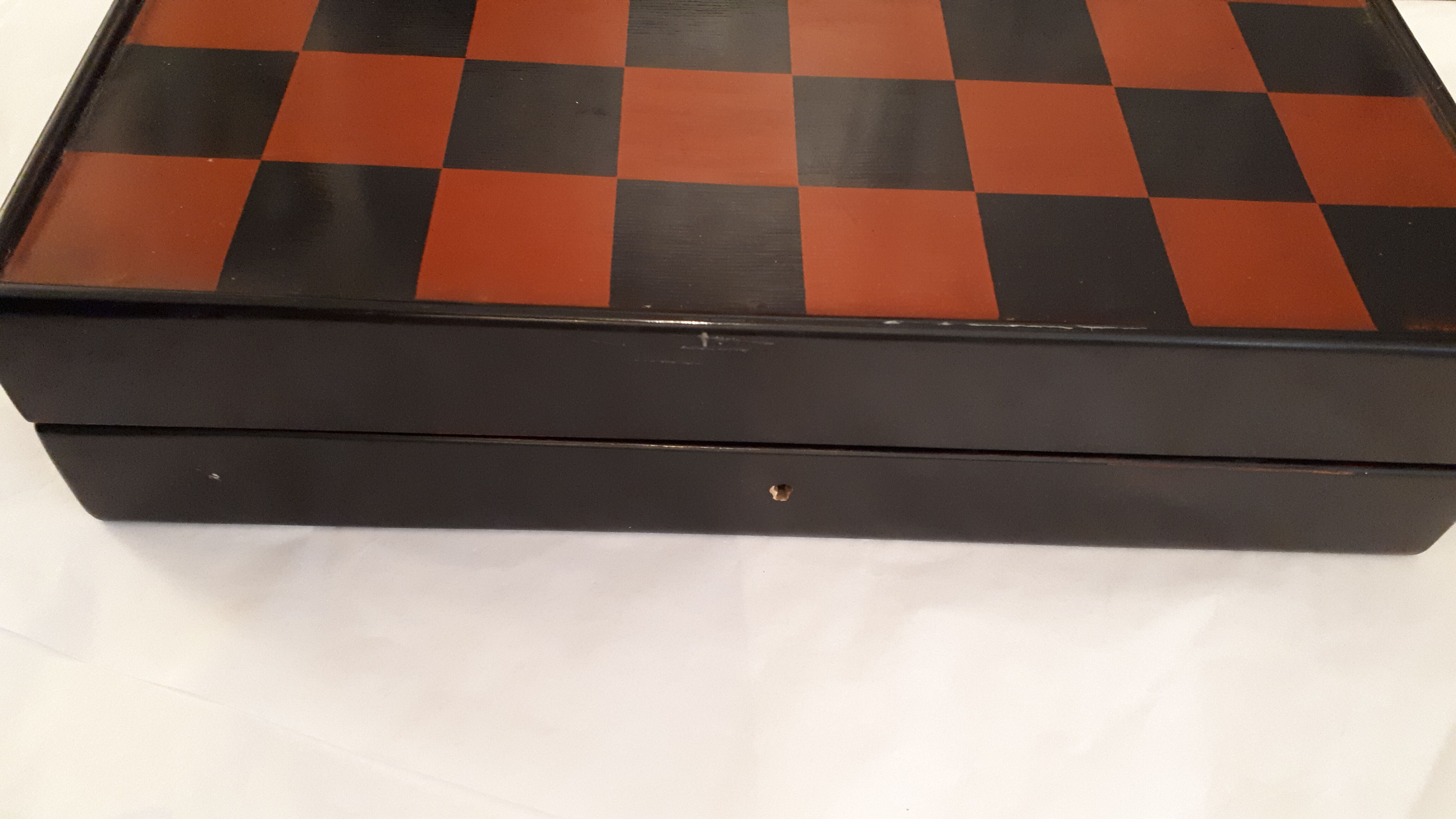 Chess in chinese lacquer red and black, chinese parts