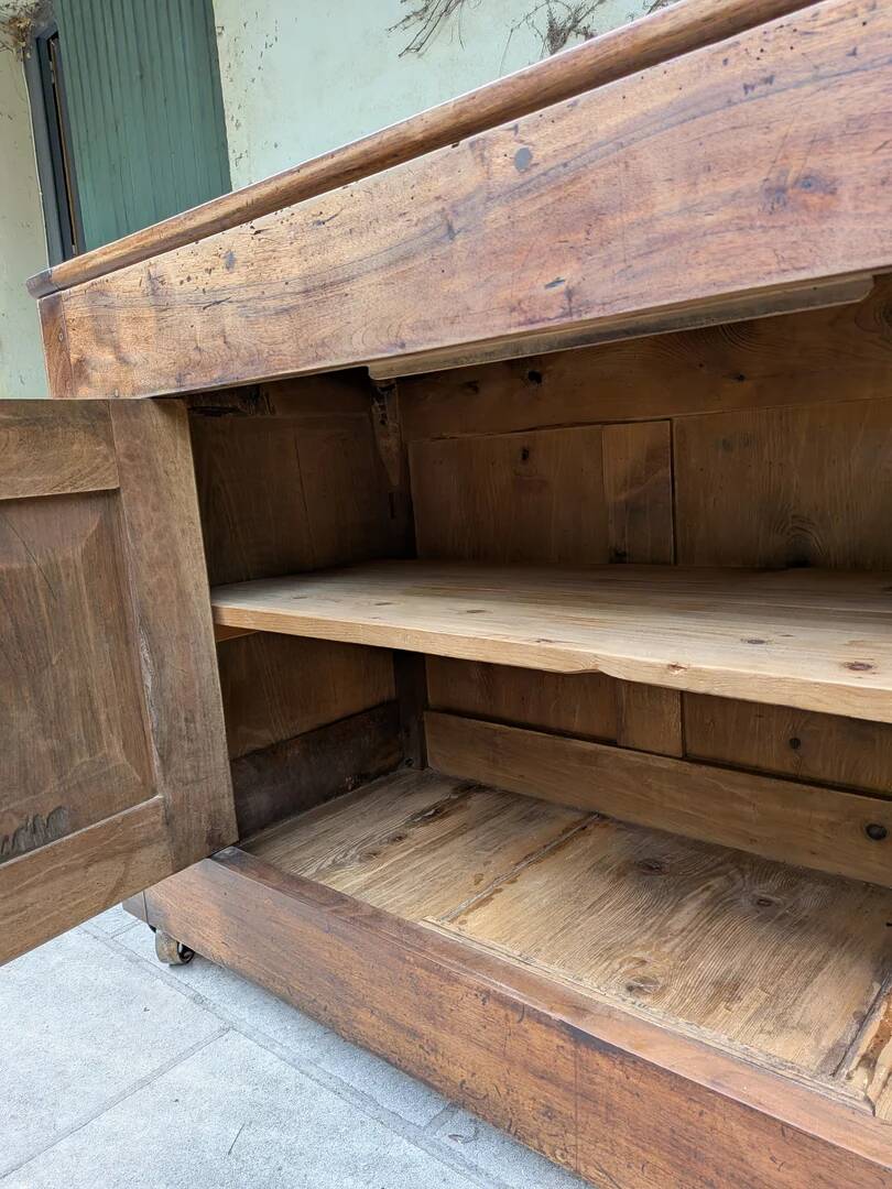 Buffet bas en bois massif sur roulettes – style industriel & campagne